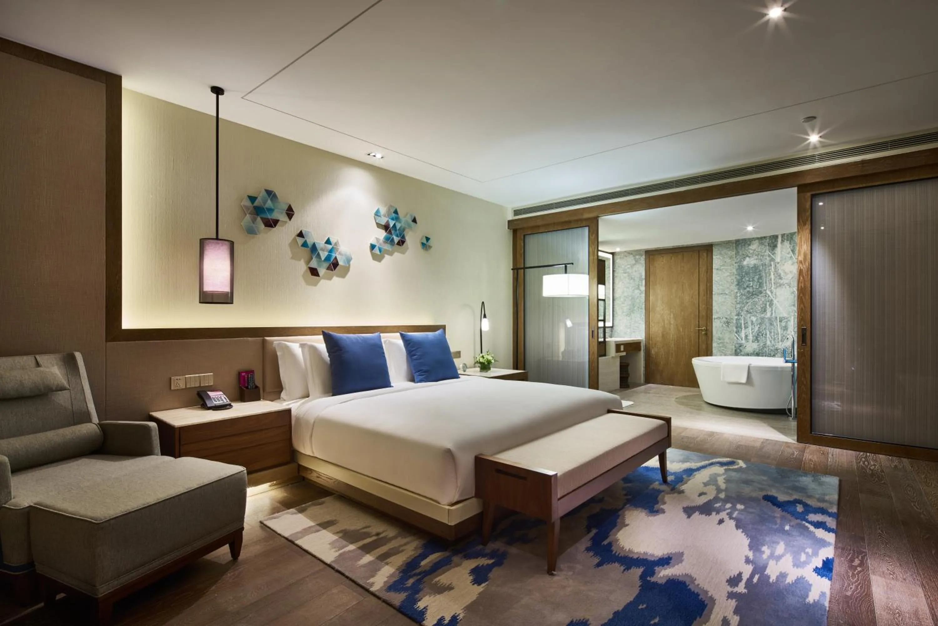 Photo of the whole room, Bed in Crowne Plaza Ningbo Xiangshan Sea View by IHG