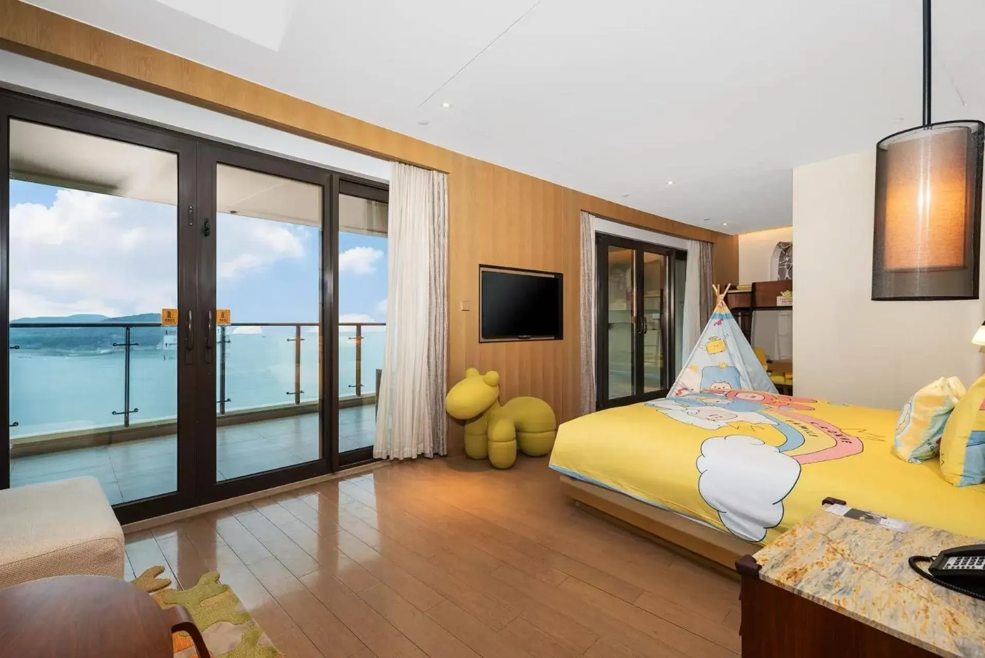 Bed in Crowne Plaza Ningbo Xiangshan Sea View by IHG Bed in Crowne Plaza Ningbo Xiangshan Sea View by IHG