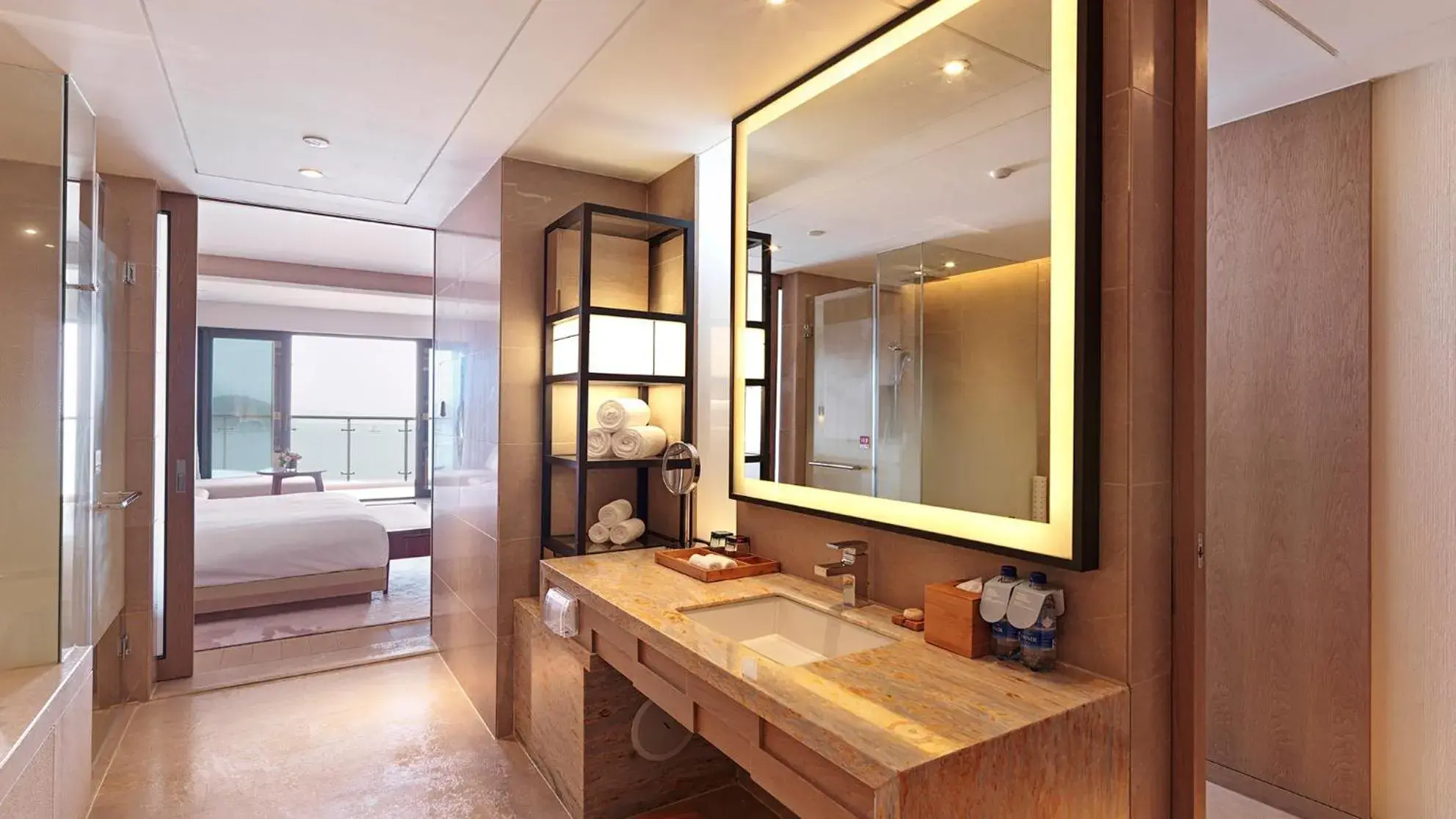 Deluxe King Room with Ocean View in Crowne Plaza Ningbo Xiangshan Sea View by IHG Deluxe King Room with Ocean View in Crowne Plaza Ningbo Xiangshan Sea View by IHG