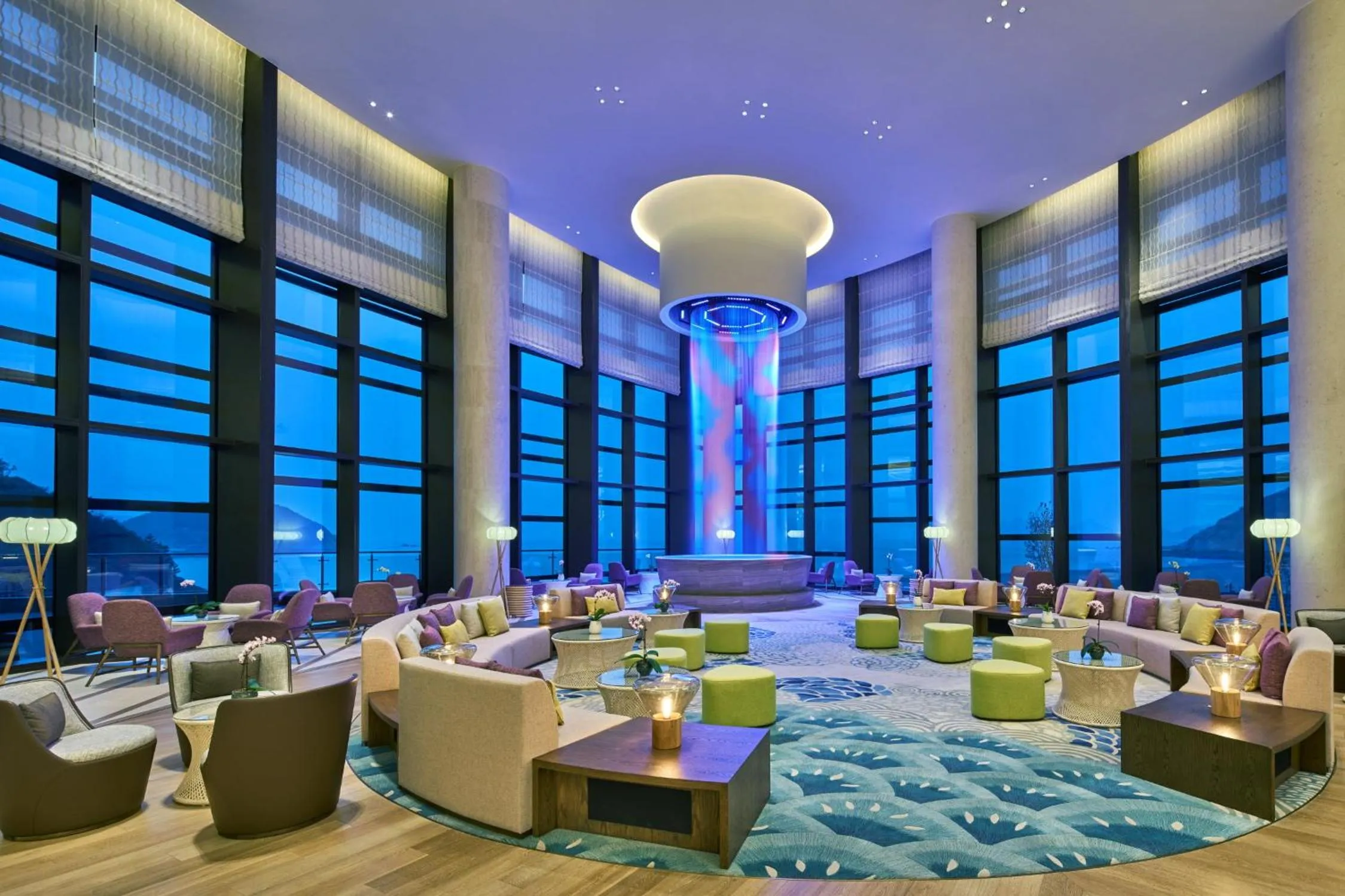 Lounge or bar in Crowne Plaza Ningbo Xiangshan Sea View by IHG