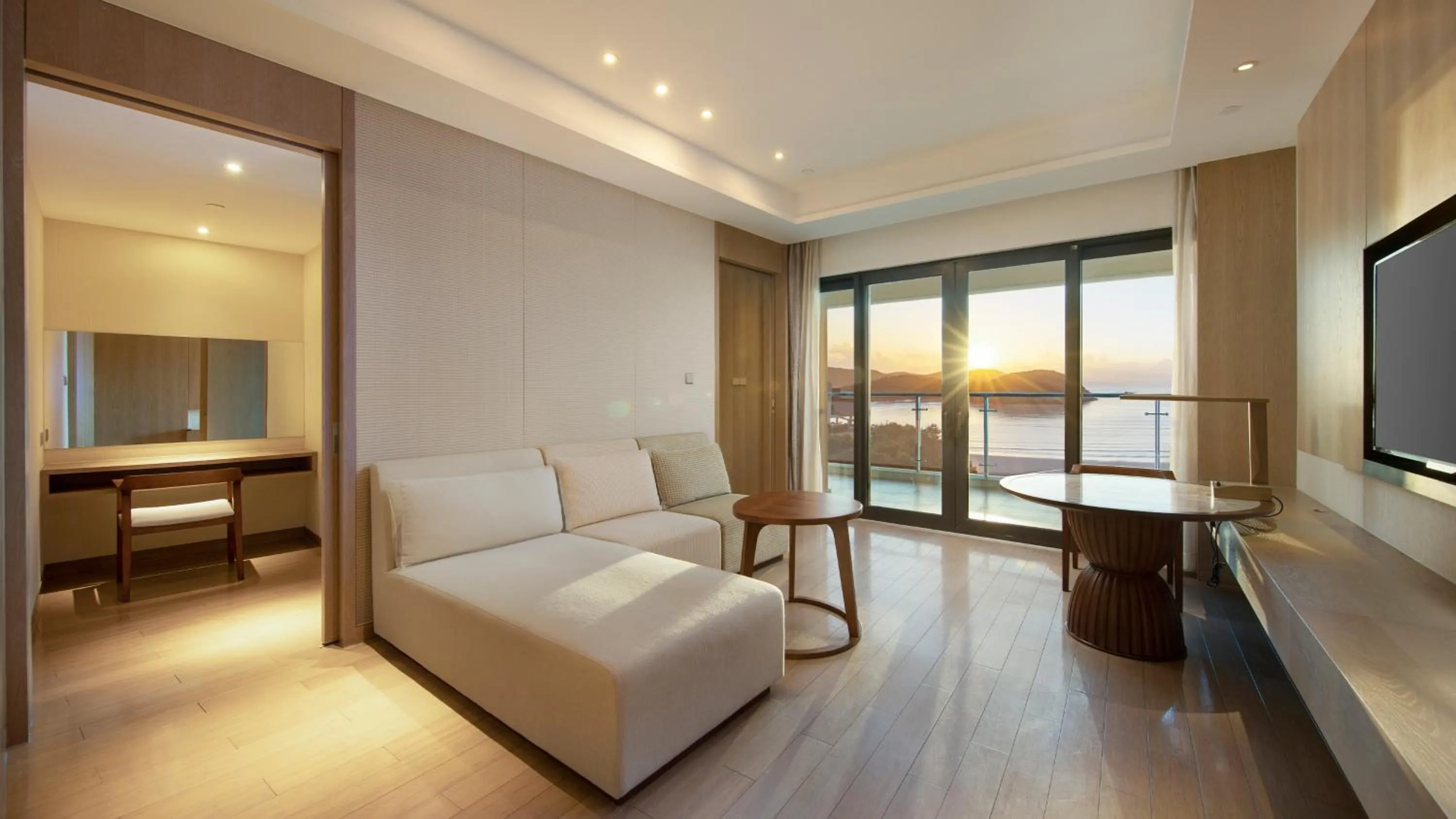 Photo of the whole room, Bed in Crowne Plaza Ningbo Xiangshan Sea View by IHG