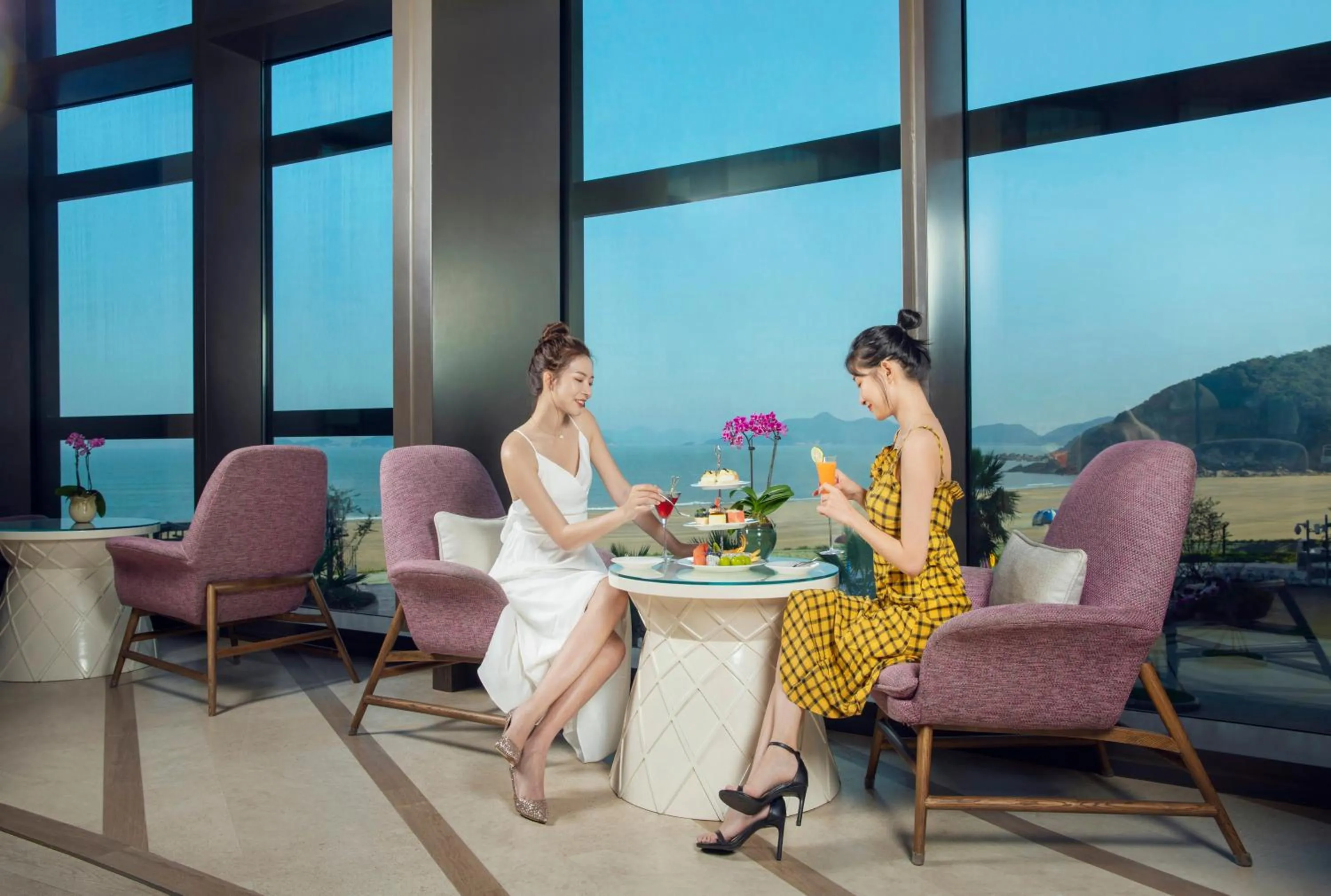 Lounge or bar in Crowne Plaza Ningbo Xiangshan Sea View by IHG