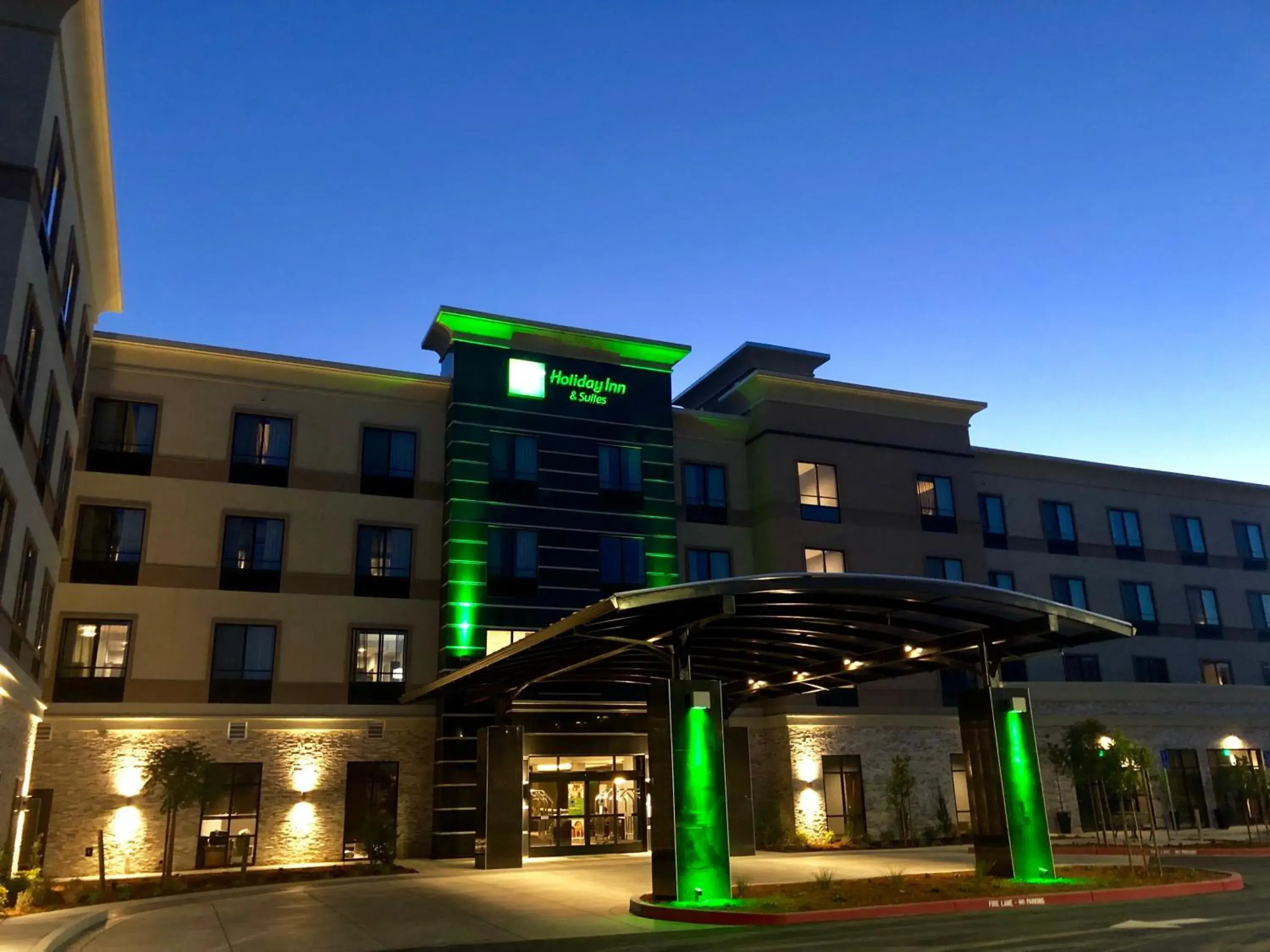 Property building in Holiday Inn & Suites Silicon Valley - Milpitas by IHG Property building in Holiday Inn & Suites Silicon Valley - Milpitas by IHG