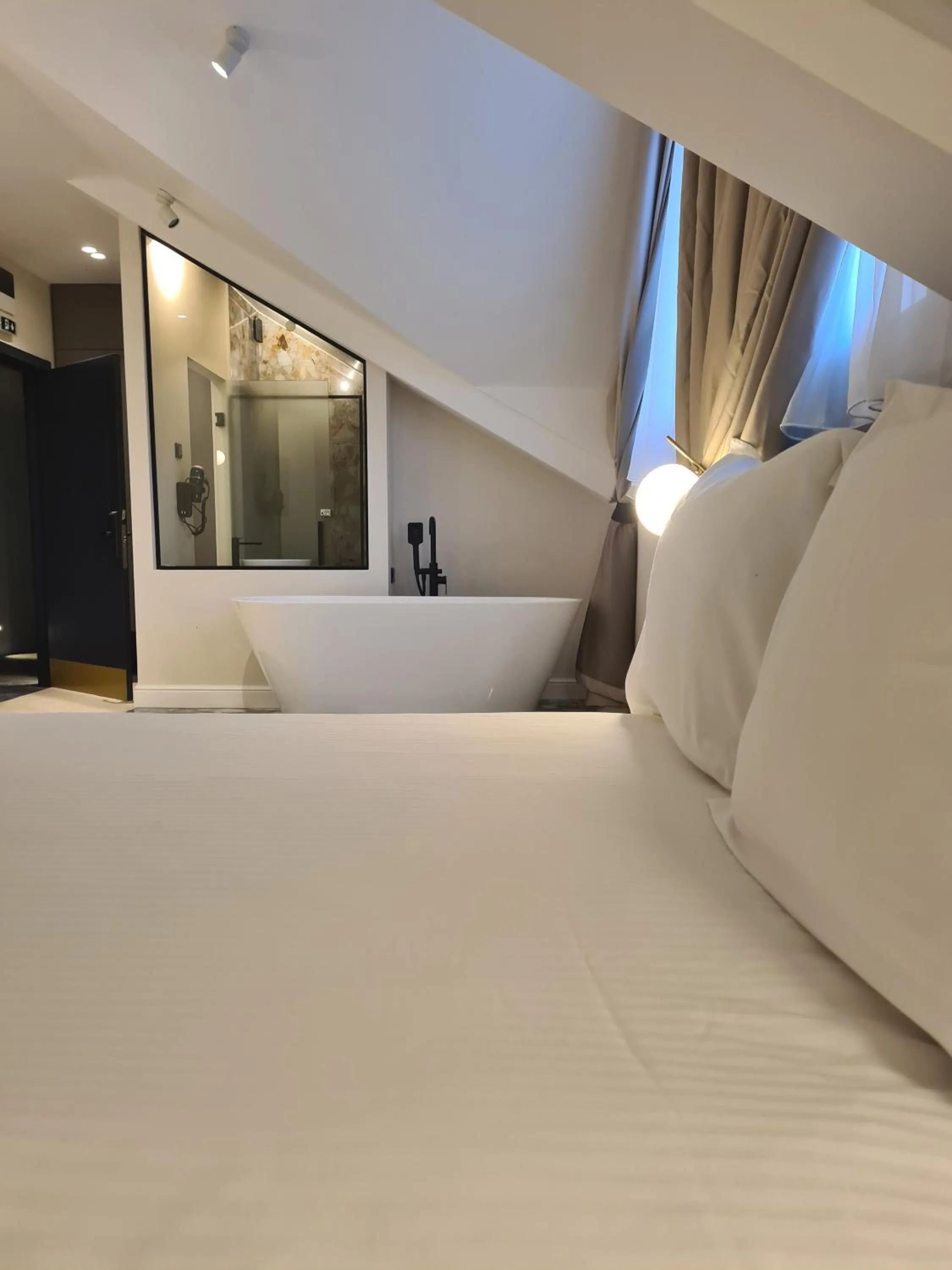 Bath, Bed in Hotel Bohemian Garni - Skadarlija