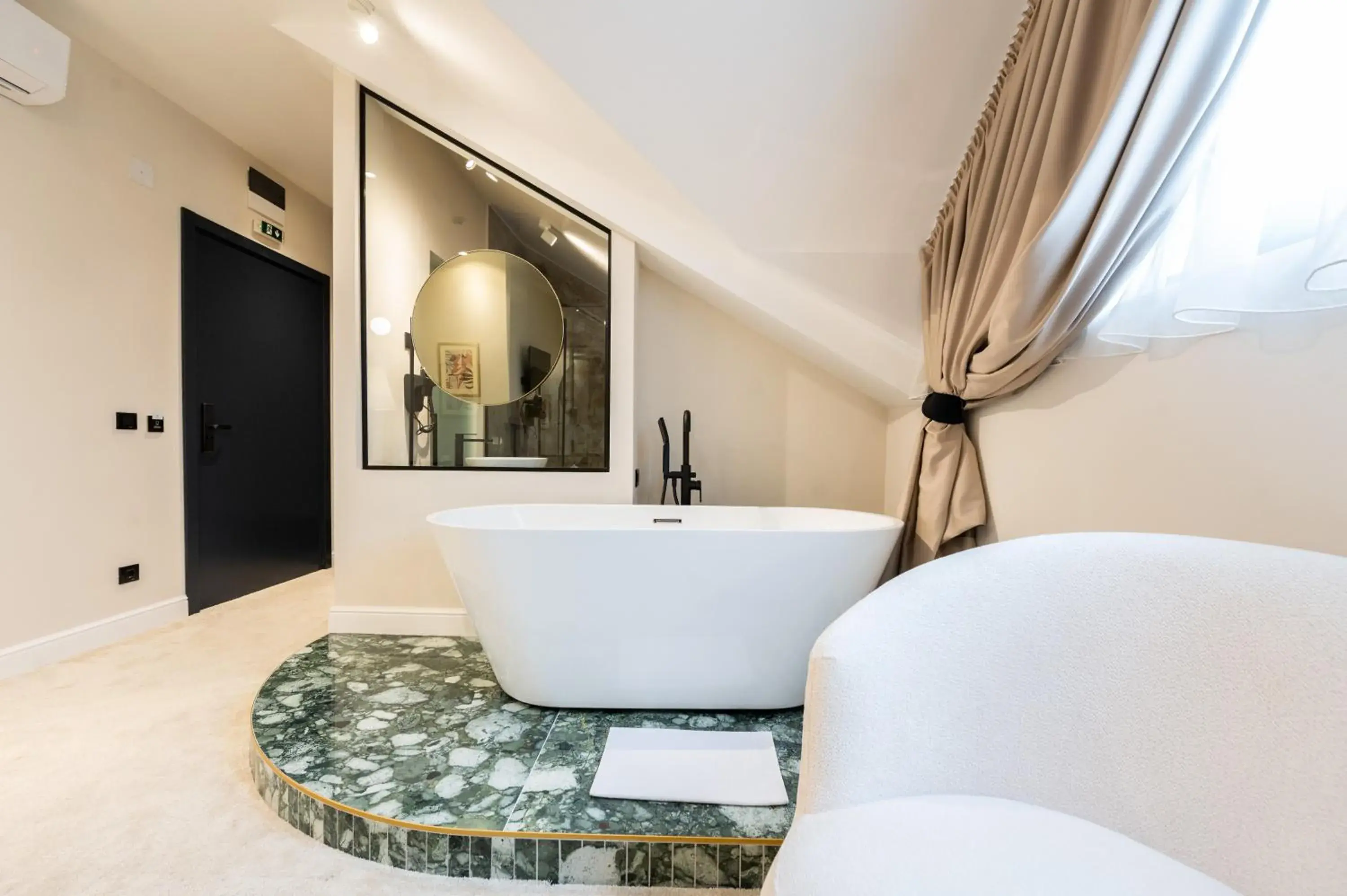 Deluxe Double Room with Bath in Hotel Bohemian Garni - Skadarlija Deluxe Double Room with Bath in Hotel Bohemian Garni - Skadarlija