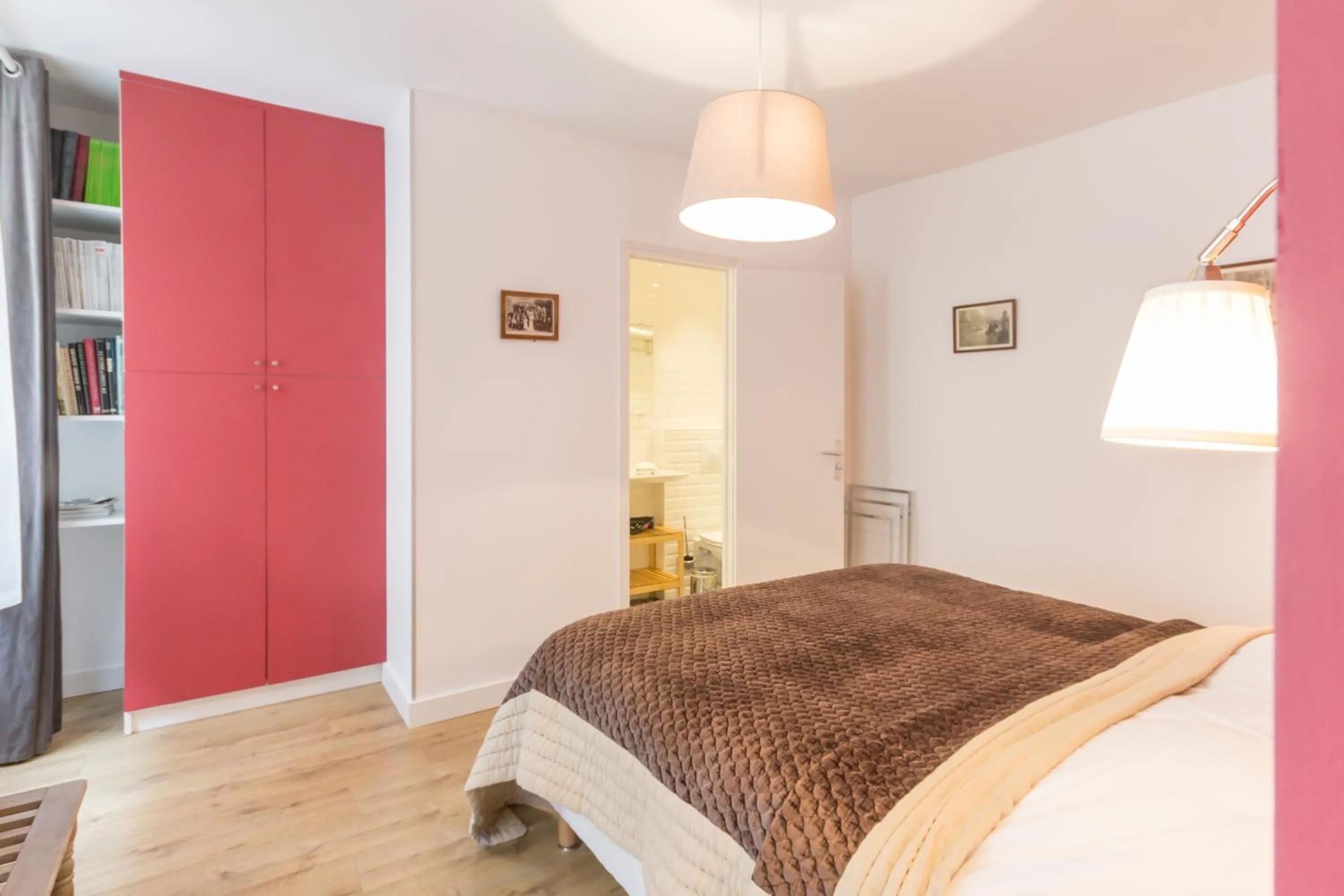 Photo of the whole room, Bed in Les Toits de Paris