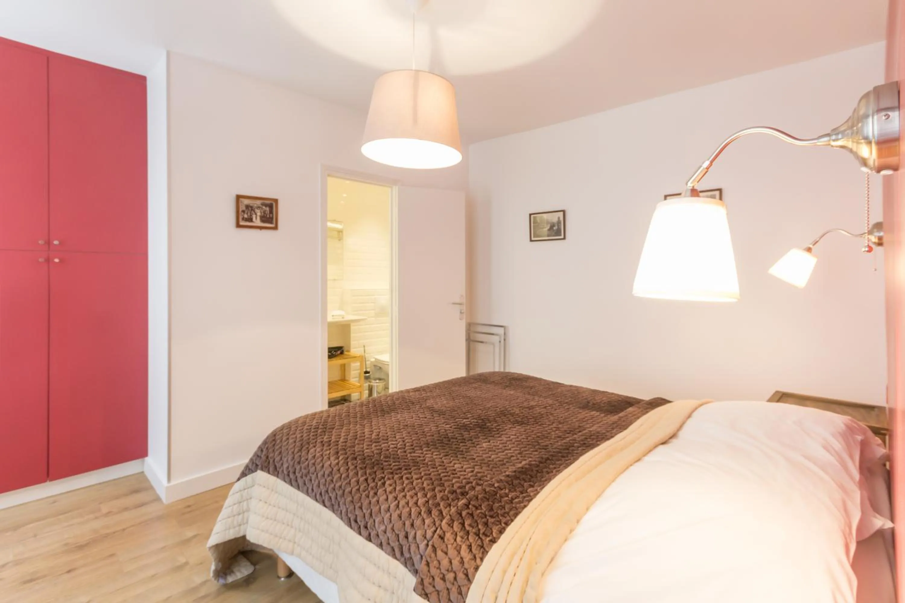 Photo of the whole room, Bed in Les Toits de Paris