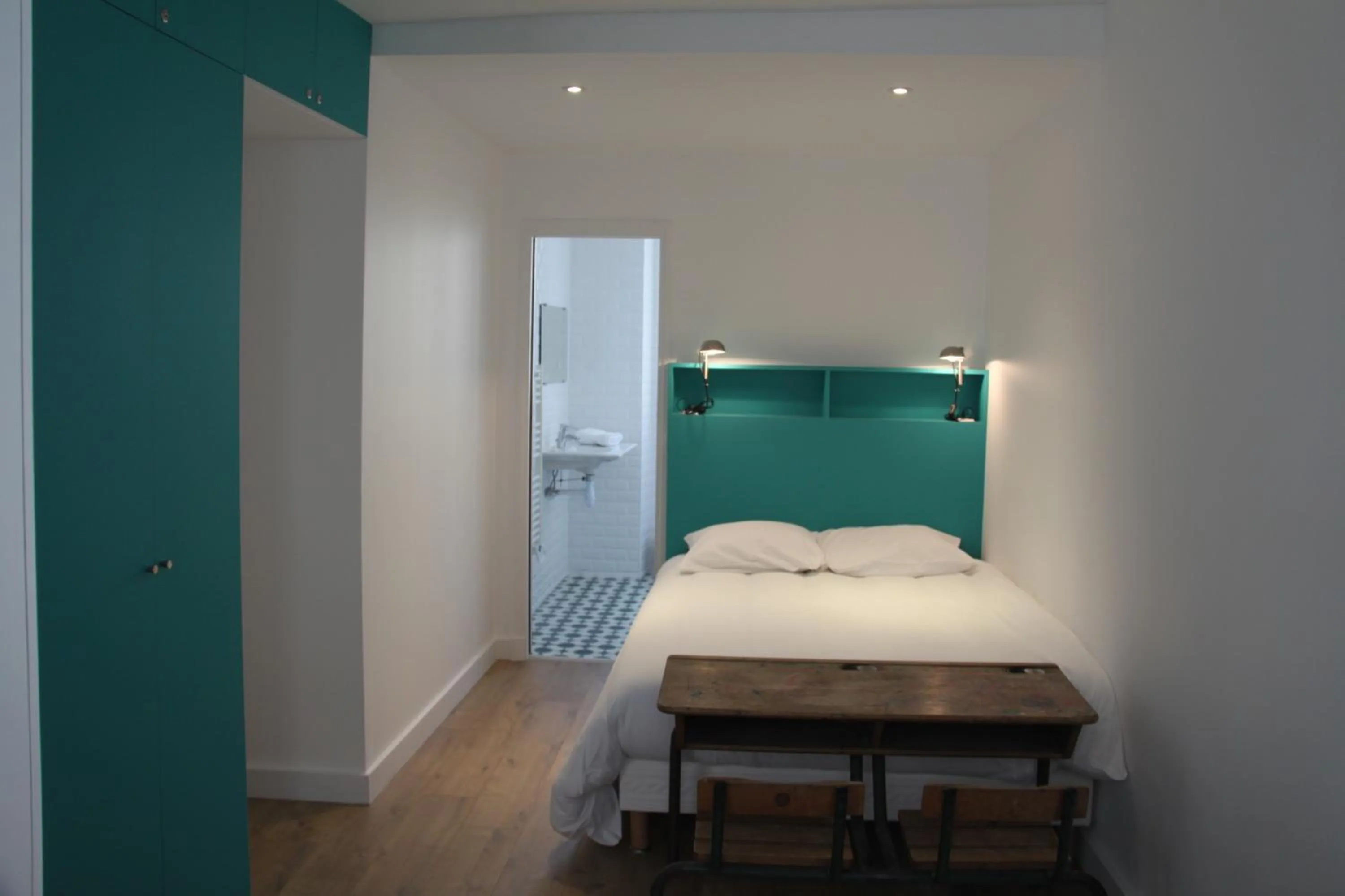 Photo of the whole room, Bed in Les Toits de Paris