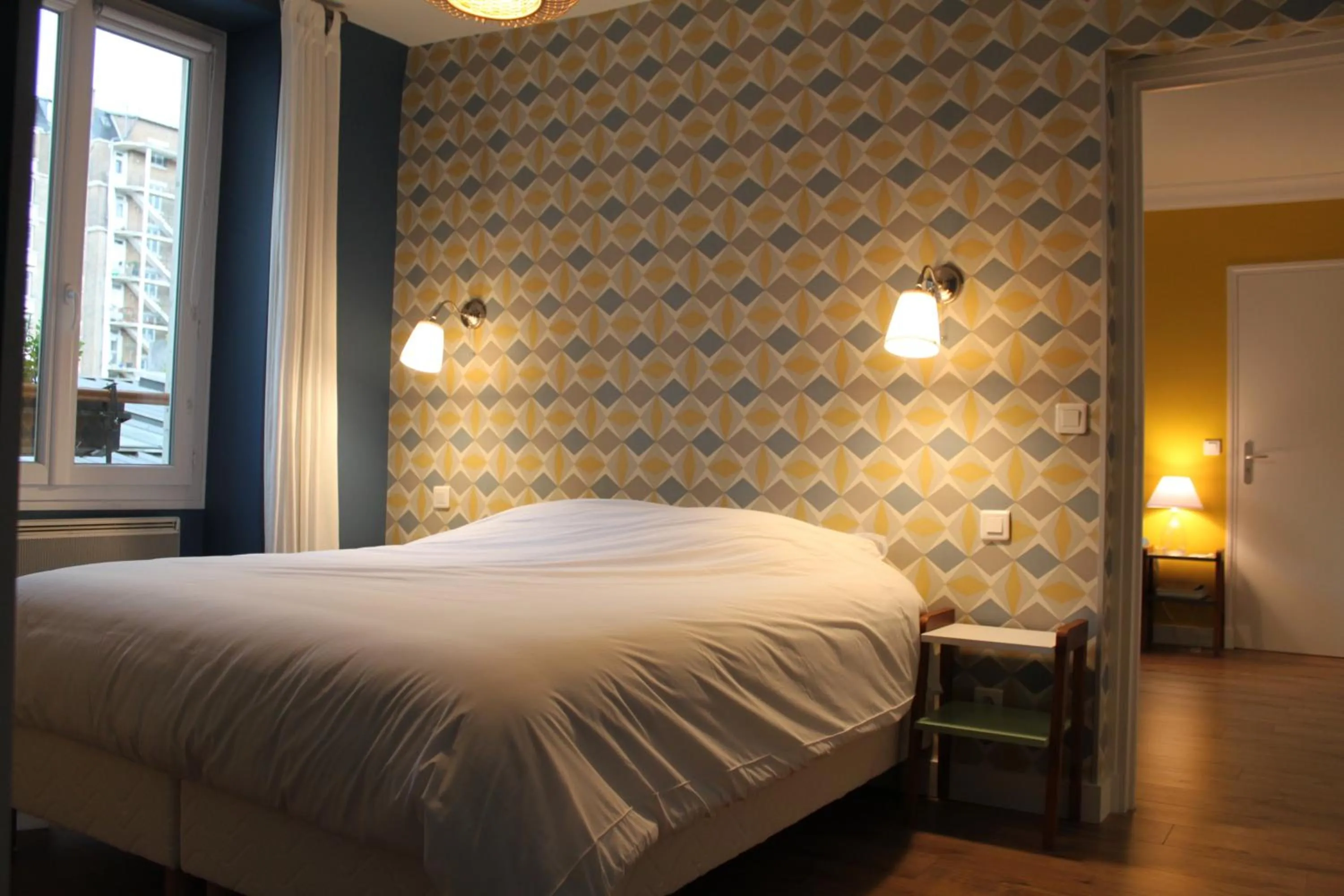 Day, Bed in Les Toits de Paris