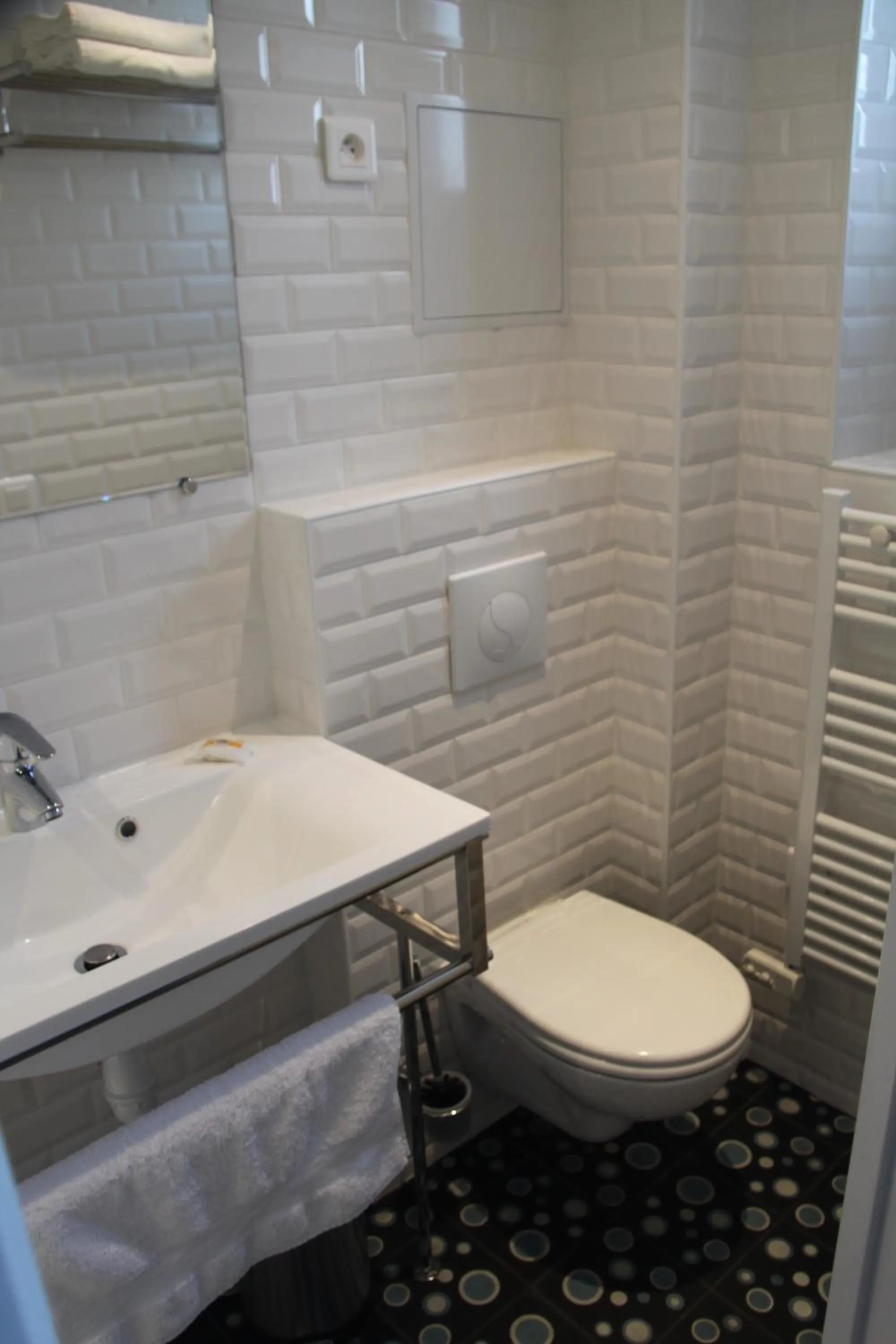 Bathroom in Les Toits de Paris