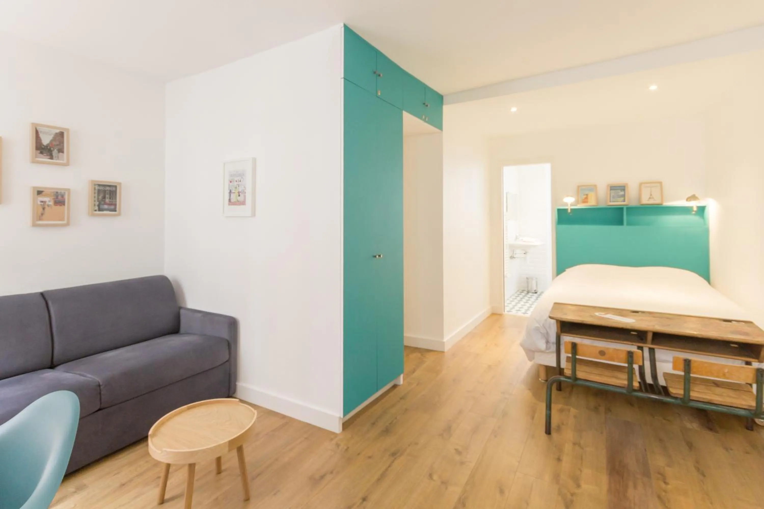 Photo of the whole room, Bed in Les Toits de Paris