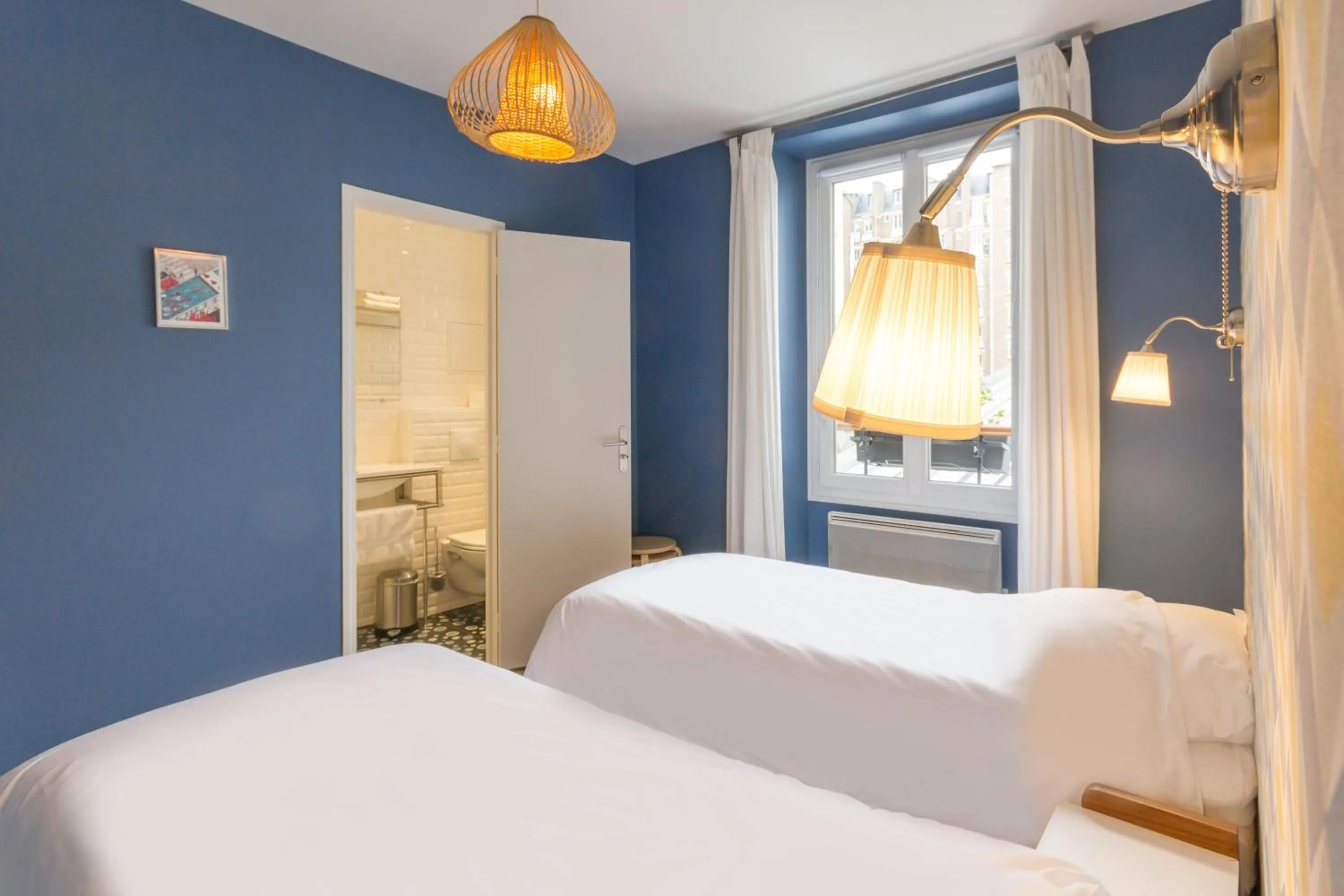 Day, Bed in Les Toits de Paris