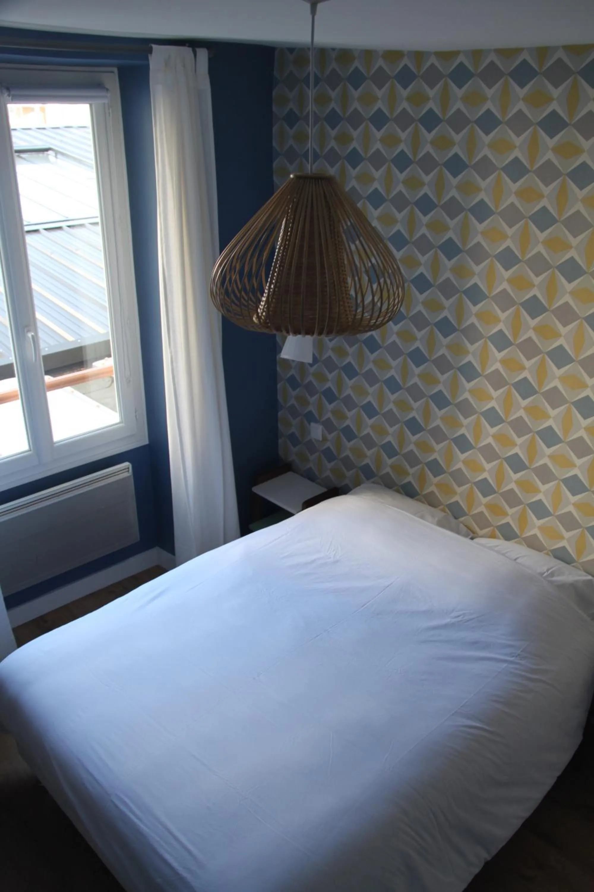 Day, Bed in Les Toits de Paris