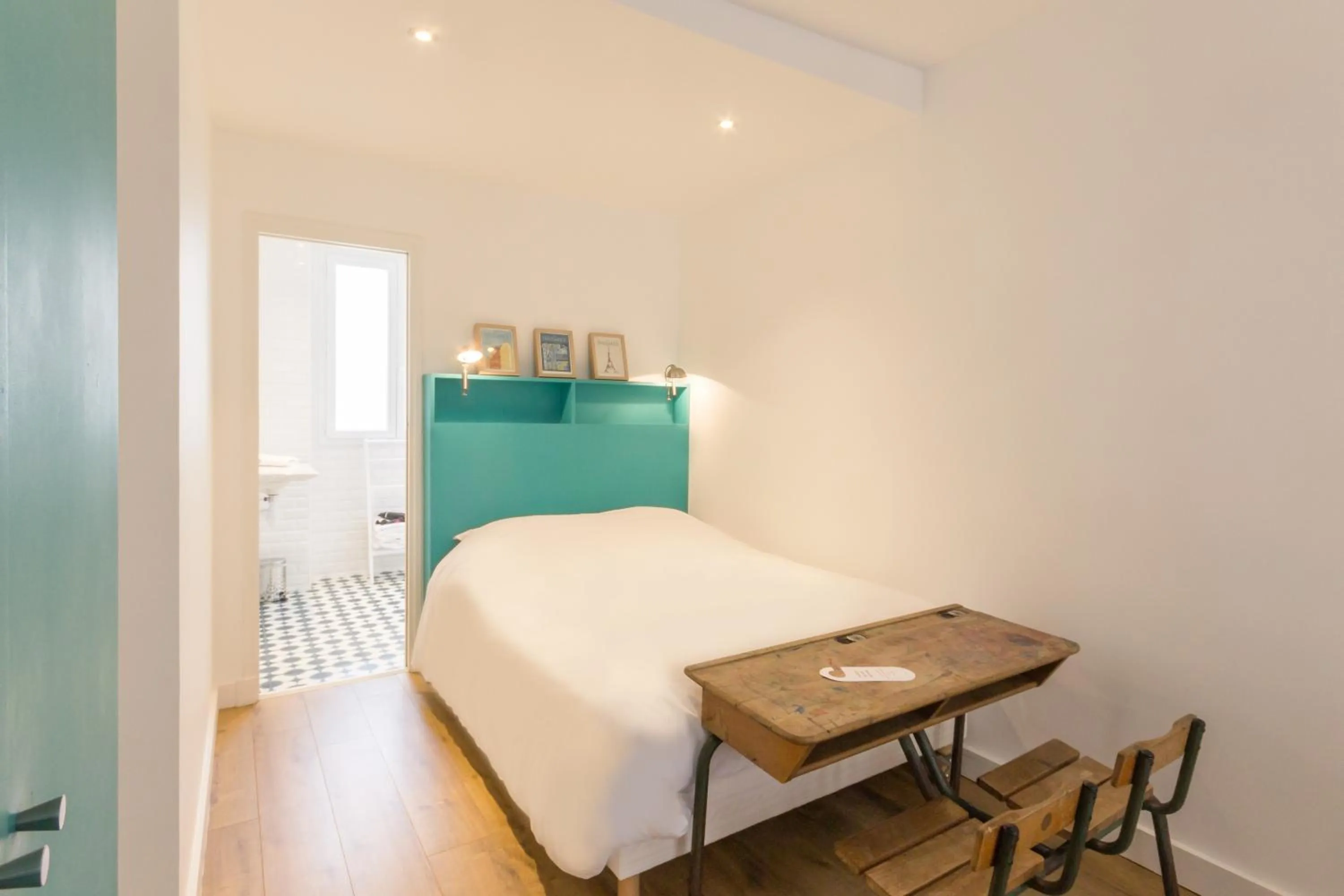 Photo of the whole room, Bed in Les Toits de Paris