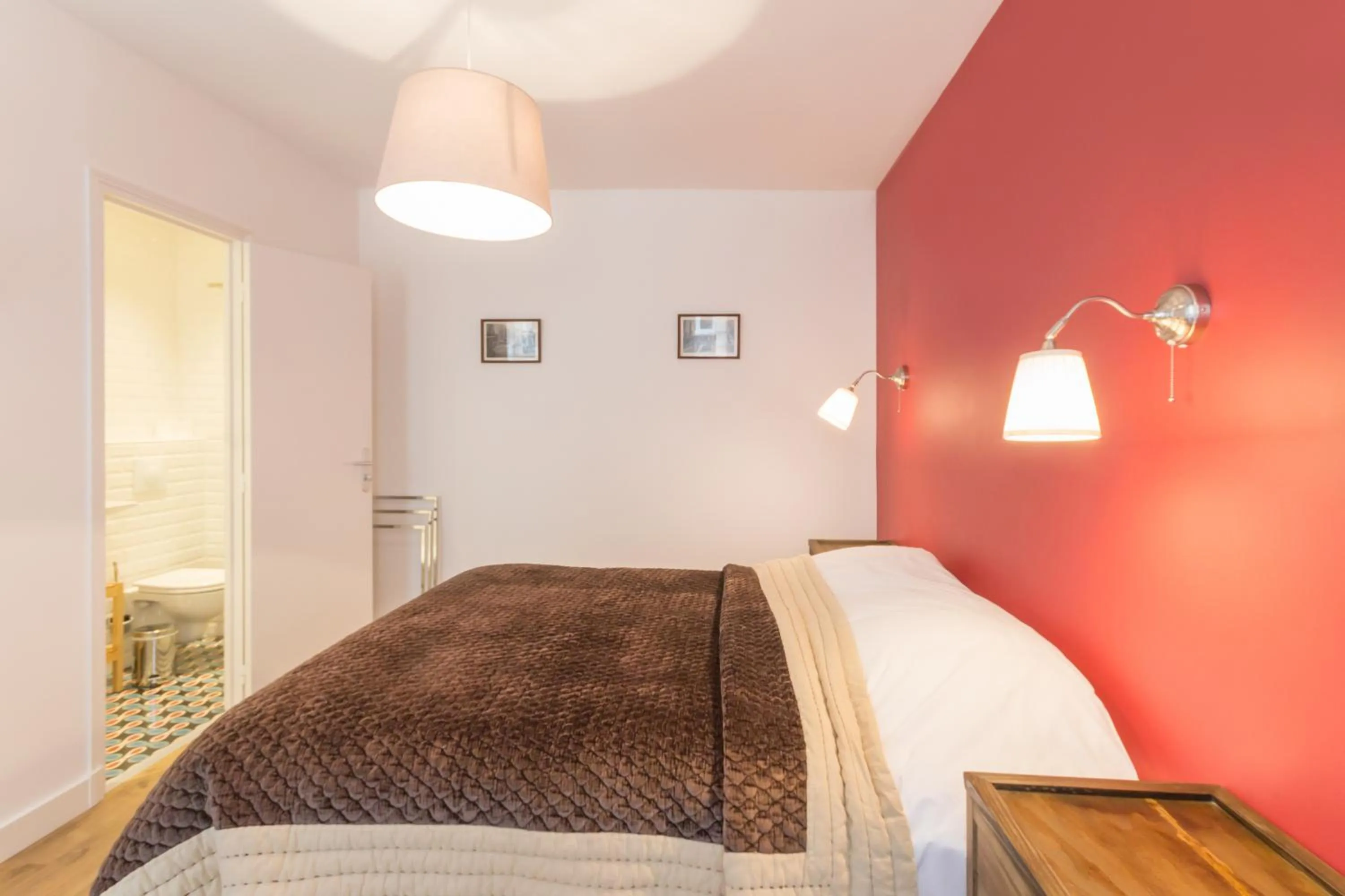 Photo of the whole room, Bed in Les Toits de Paris