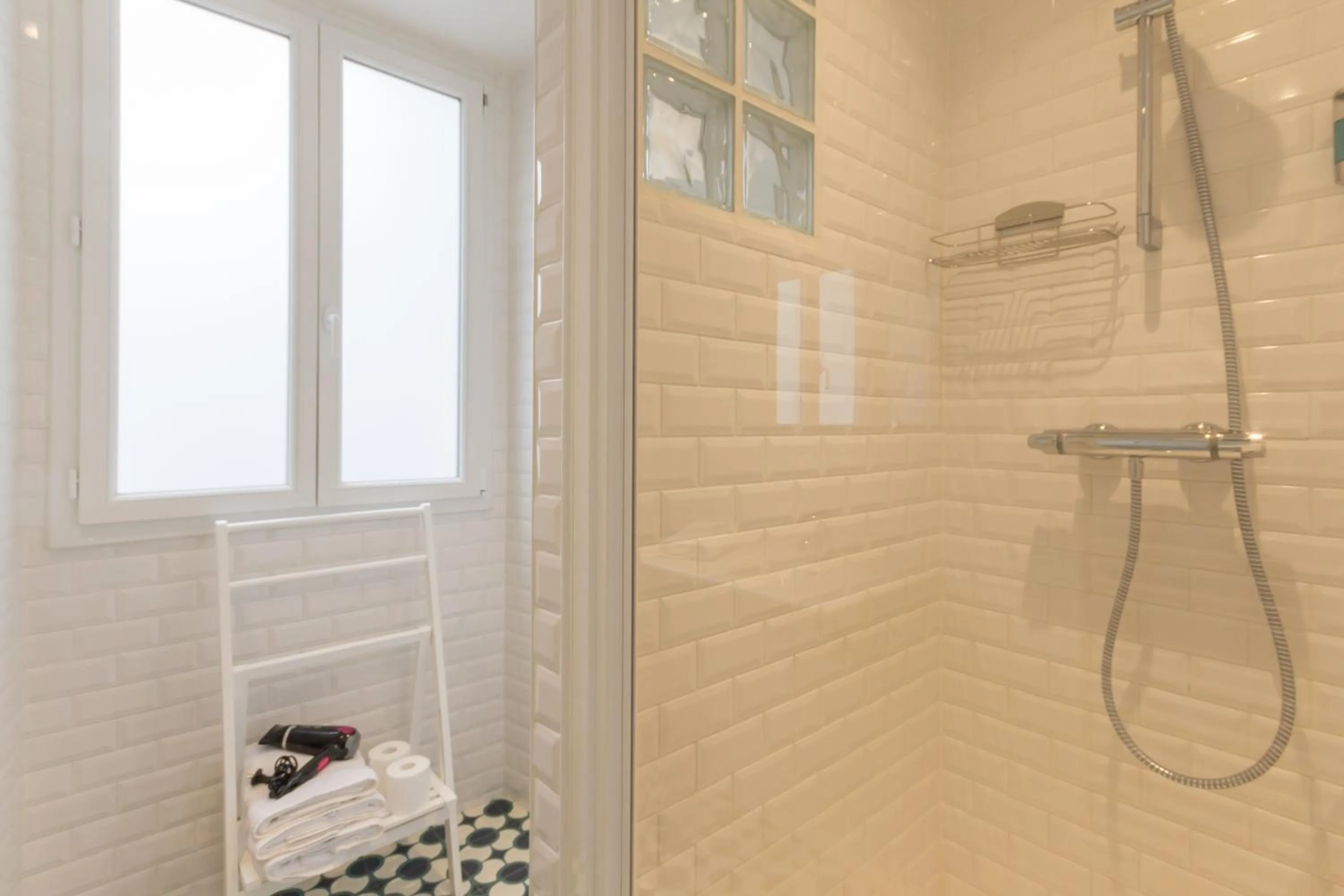 Shower in Les Toits de Paris