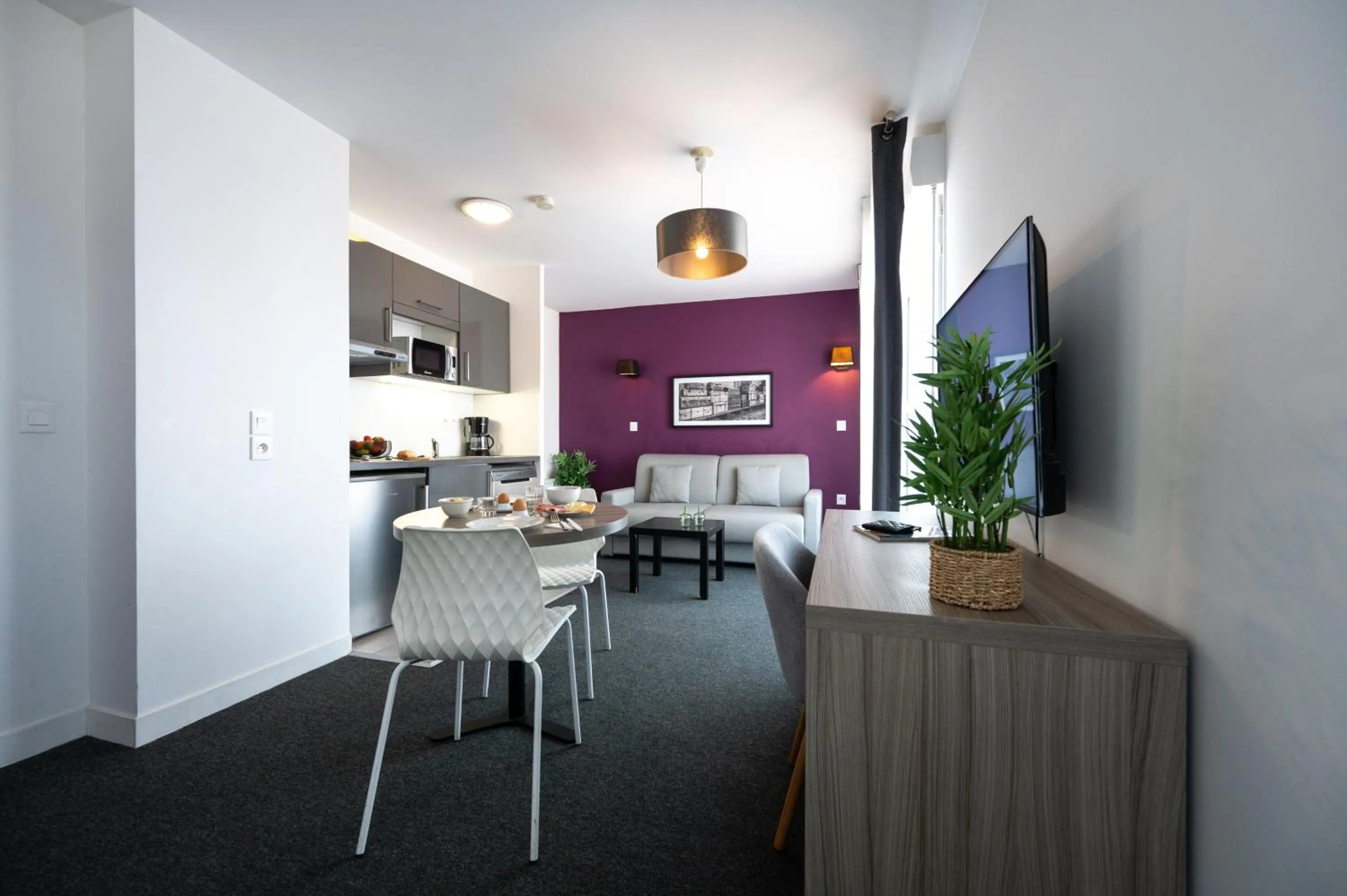 Dining area in Nemea Appart Hotel Quai Victor Tours Centre