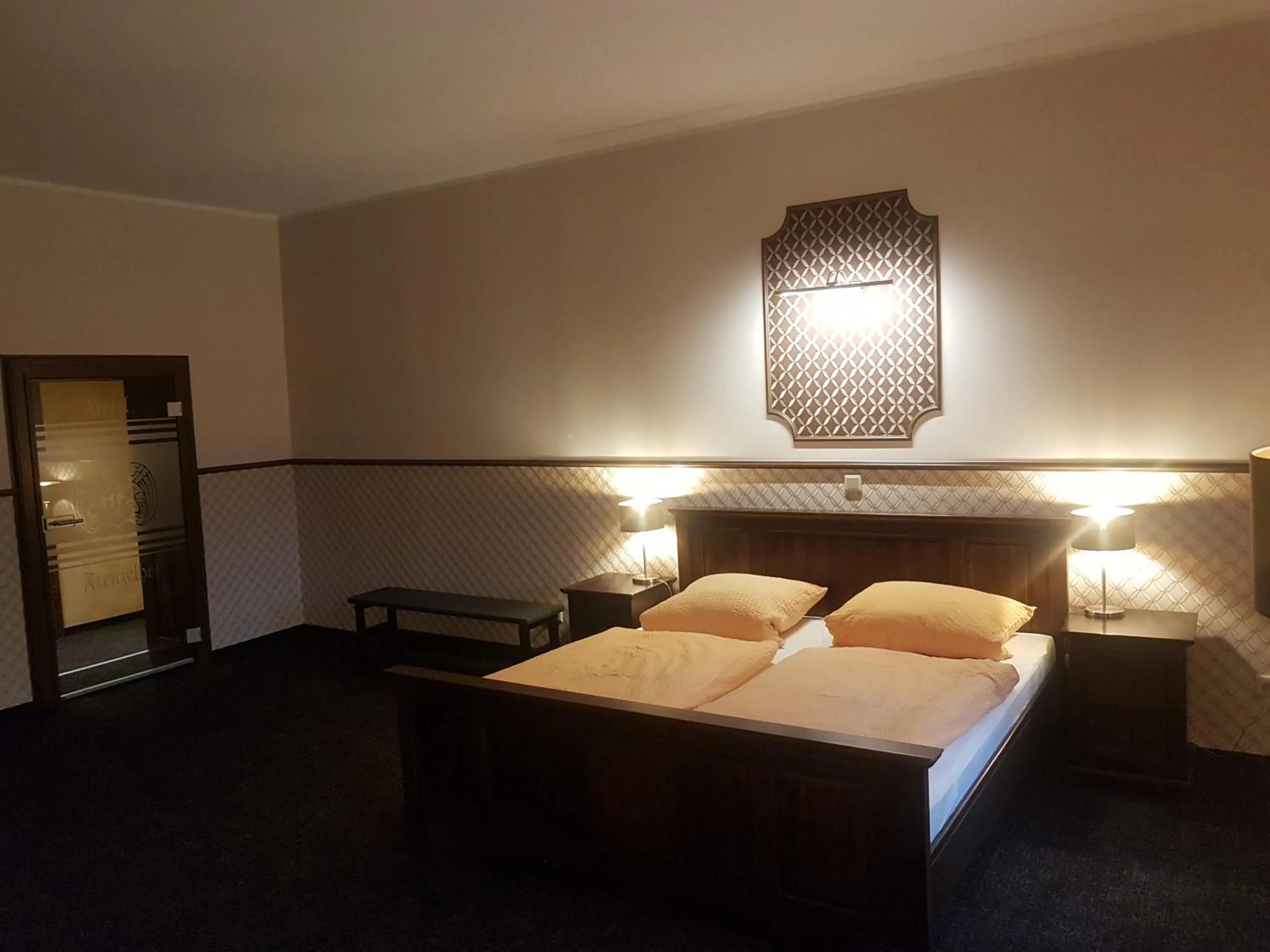Photo of the whole room, Bed in Gotikhotel Frenzelhof