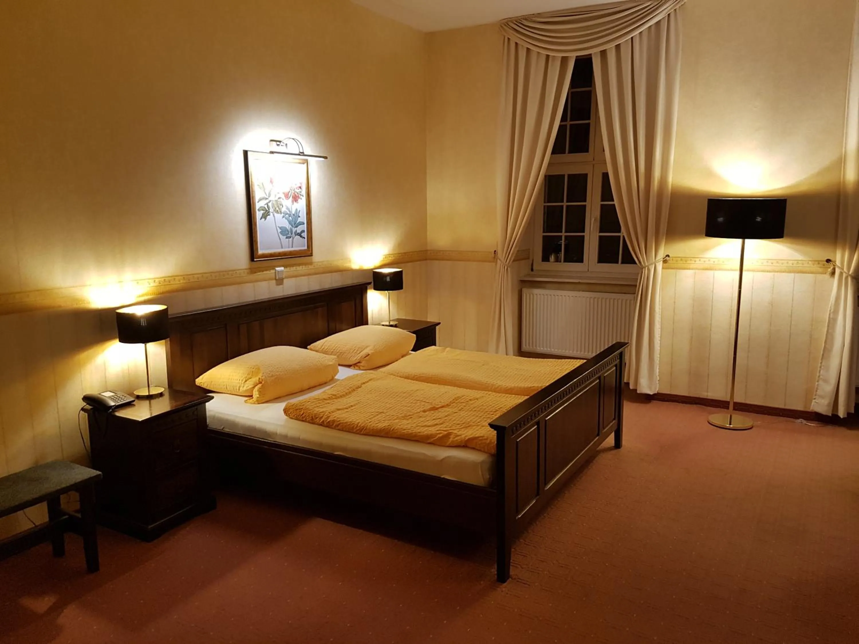 Photo of the whole room, Bed in Gotikhotel Frenzelhof