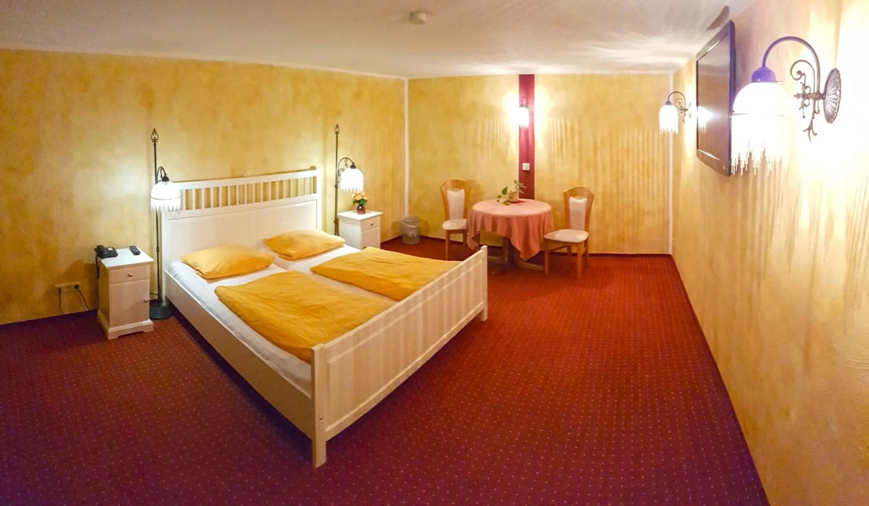 Photo of the whole room, Bed in Gotikhotel Frenzelhof