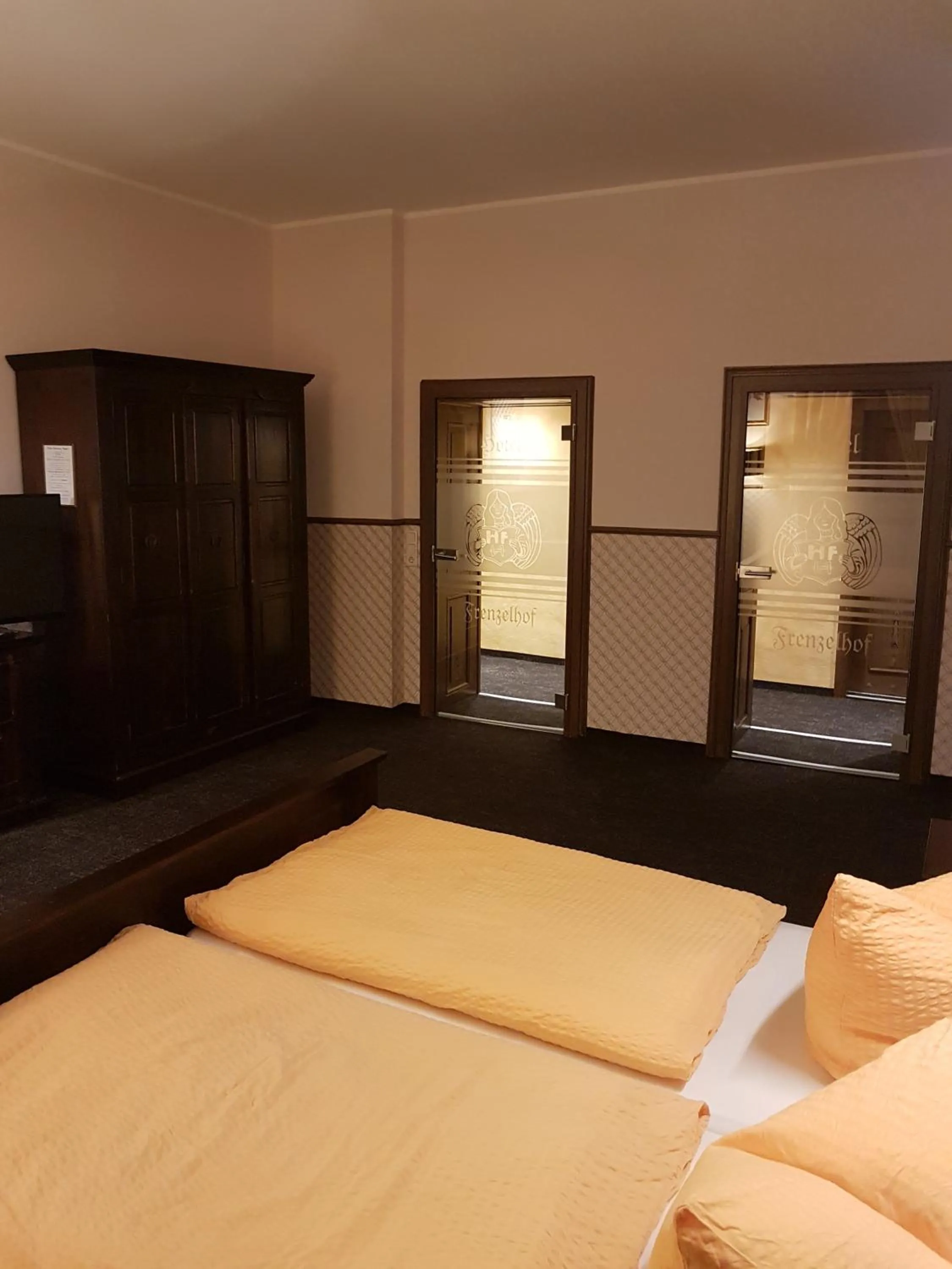 Photo of the whole room, Bed in Gotikhotel Frenzelhof