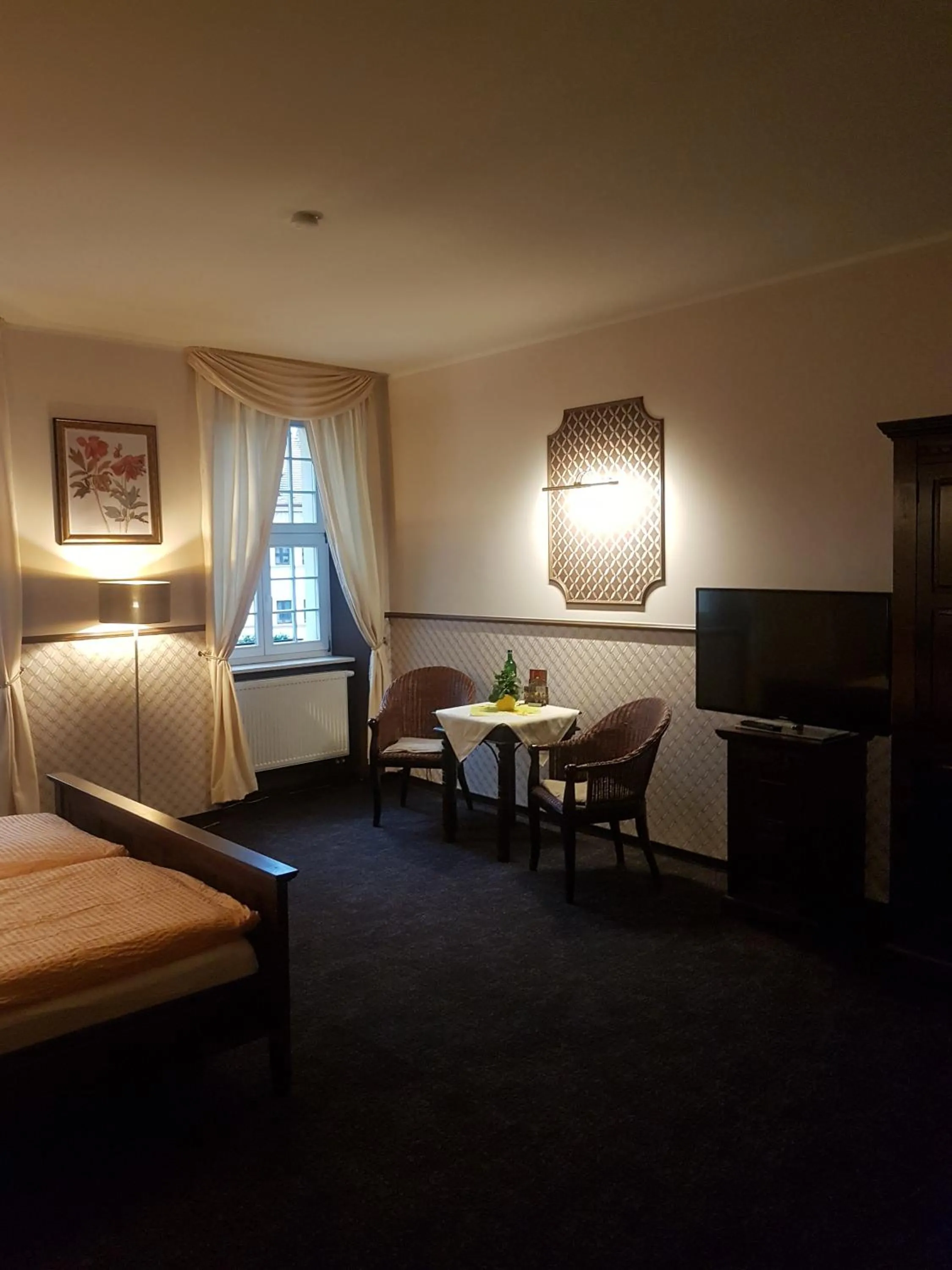Photo of the whole room, Bed in Gotikhotel Frenzelhof