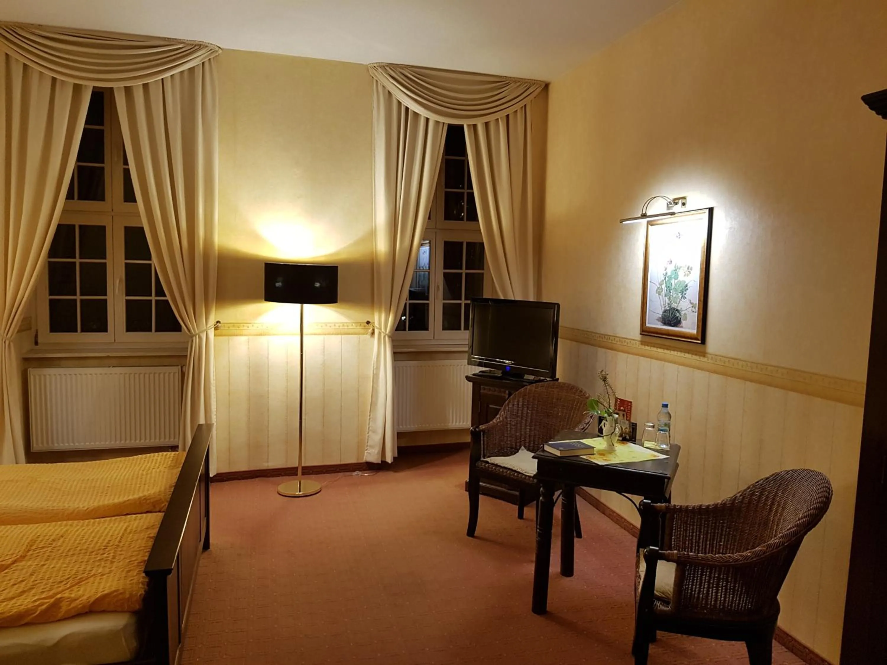 Photo of the whole room, Bed in Gotikhotel Frenzelhof