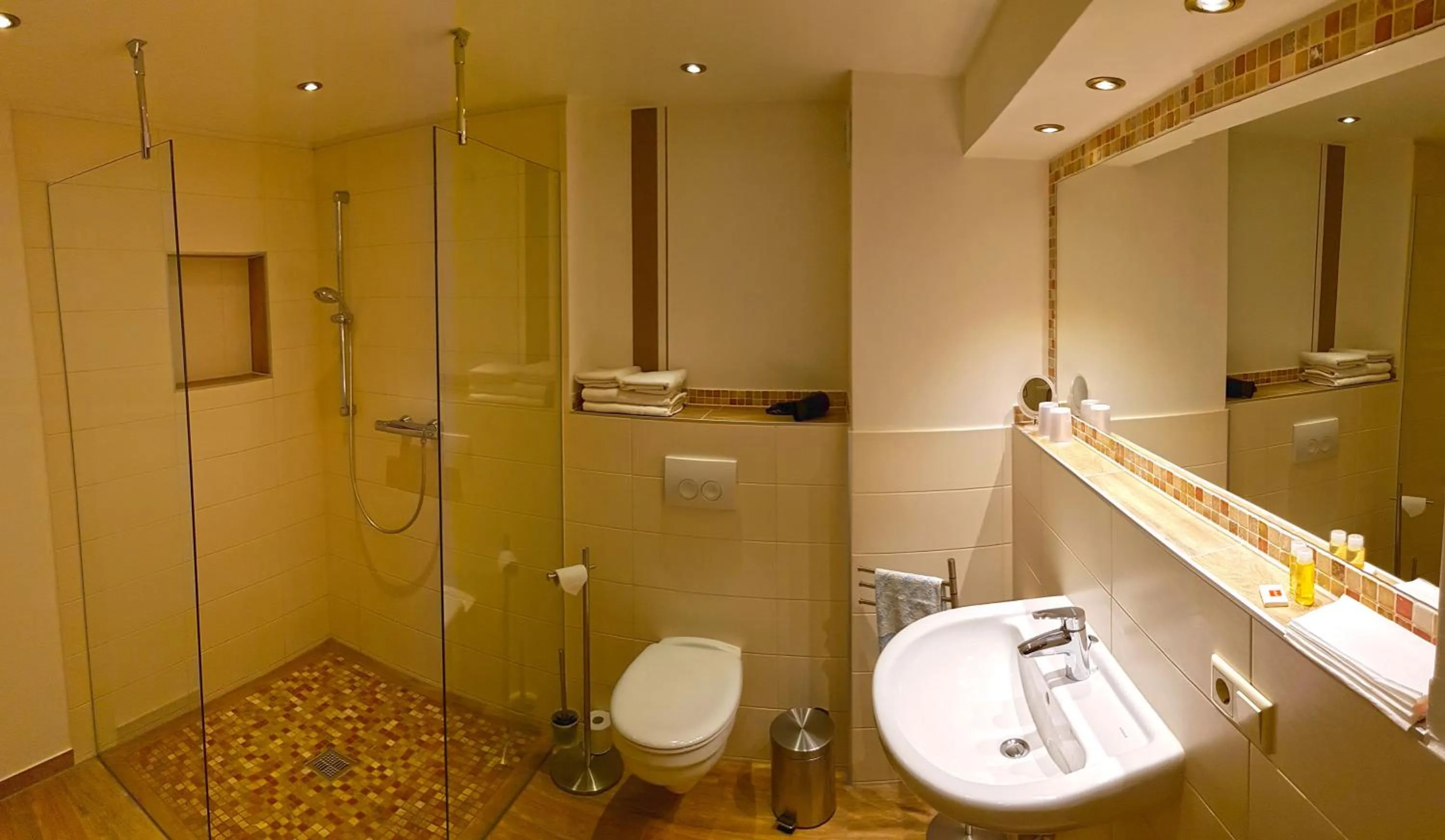Shower in Gotikhotel Frenzelhof