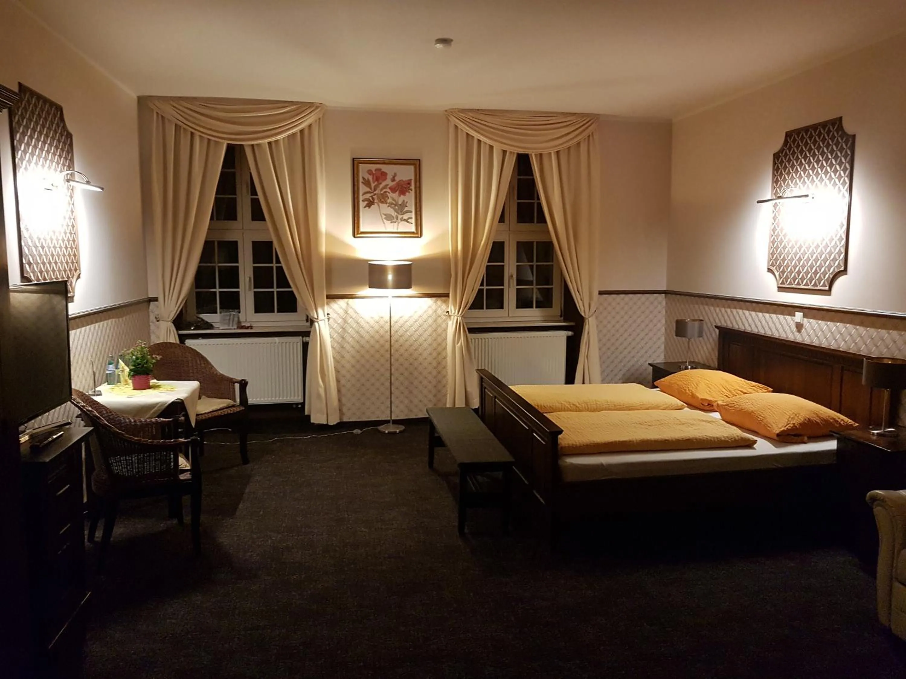 Photo of the whole room, Bed in Gotikhotel Frenzelhof