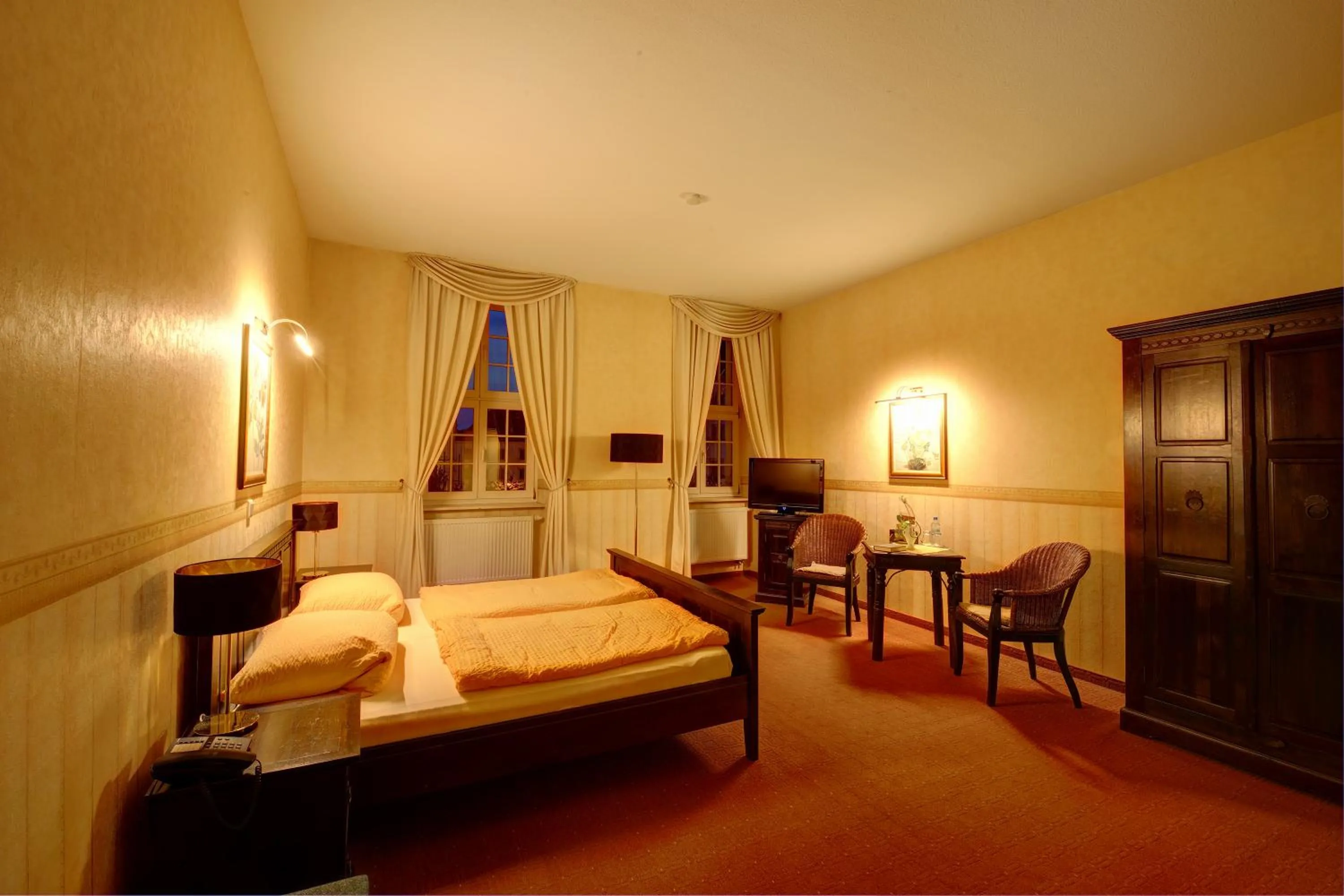 Photo of the whole room, Bed in Gotikhotel Frenzelhof
