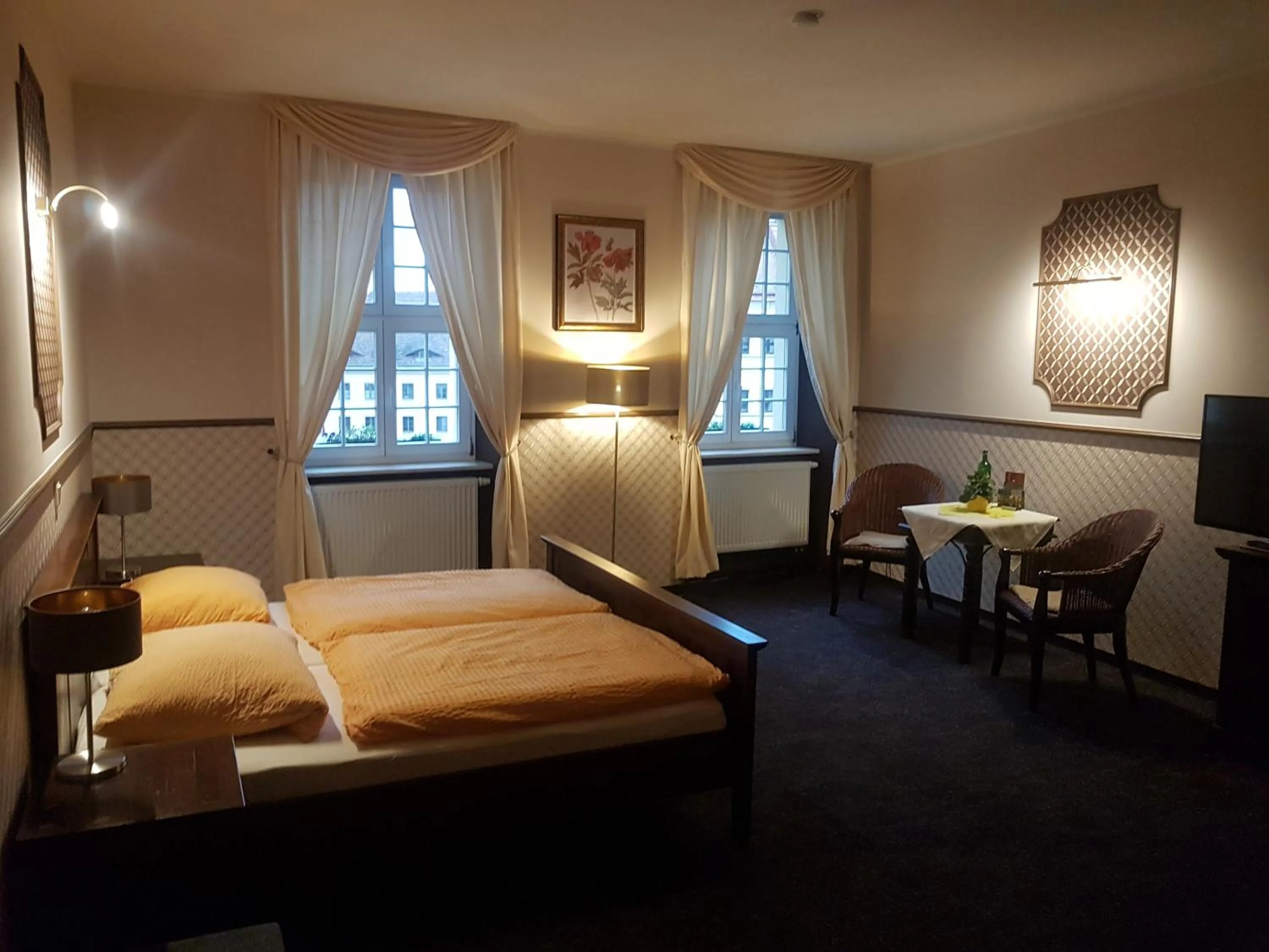 Photo of the whole room, Bed in Gotikhotel Frenzelhof