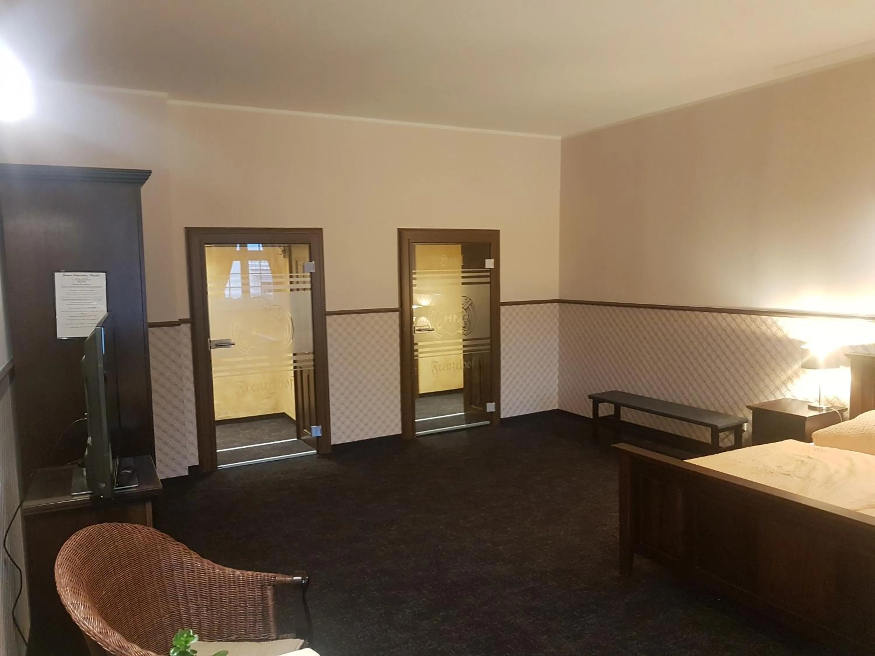 Photo of the whole room, Bed in Gotikhotel Frenzelhof