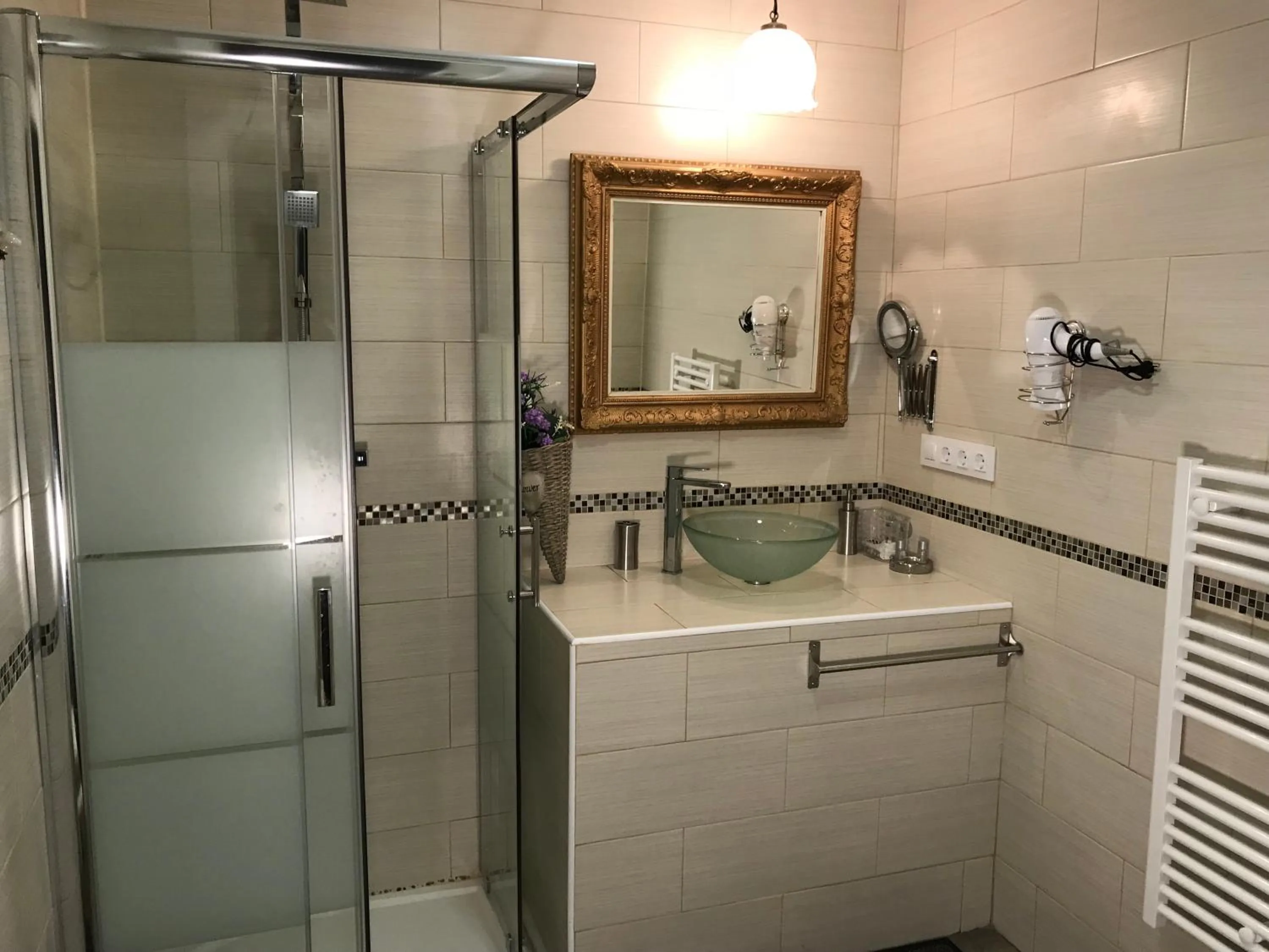 Shower in Victorian Lodge