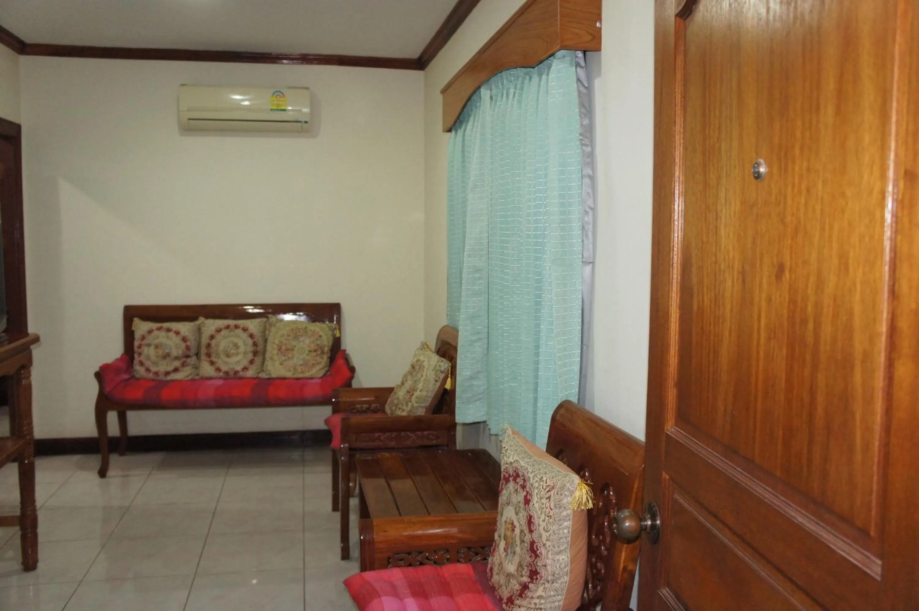 Seating area, Bed in SP Residence