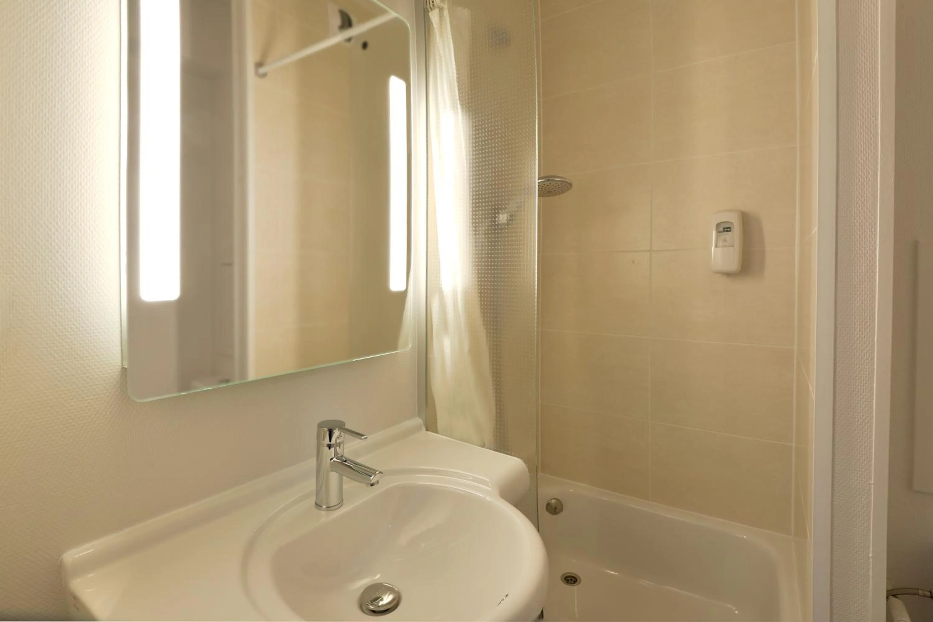 Bathroom in B&B HOTEL Bourges 2