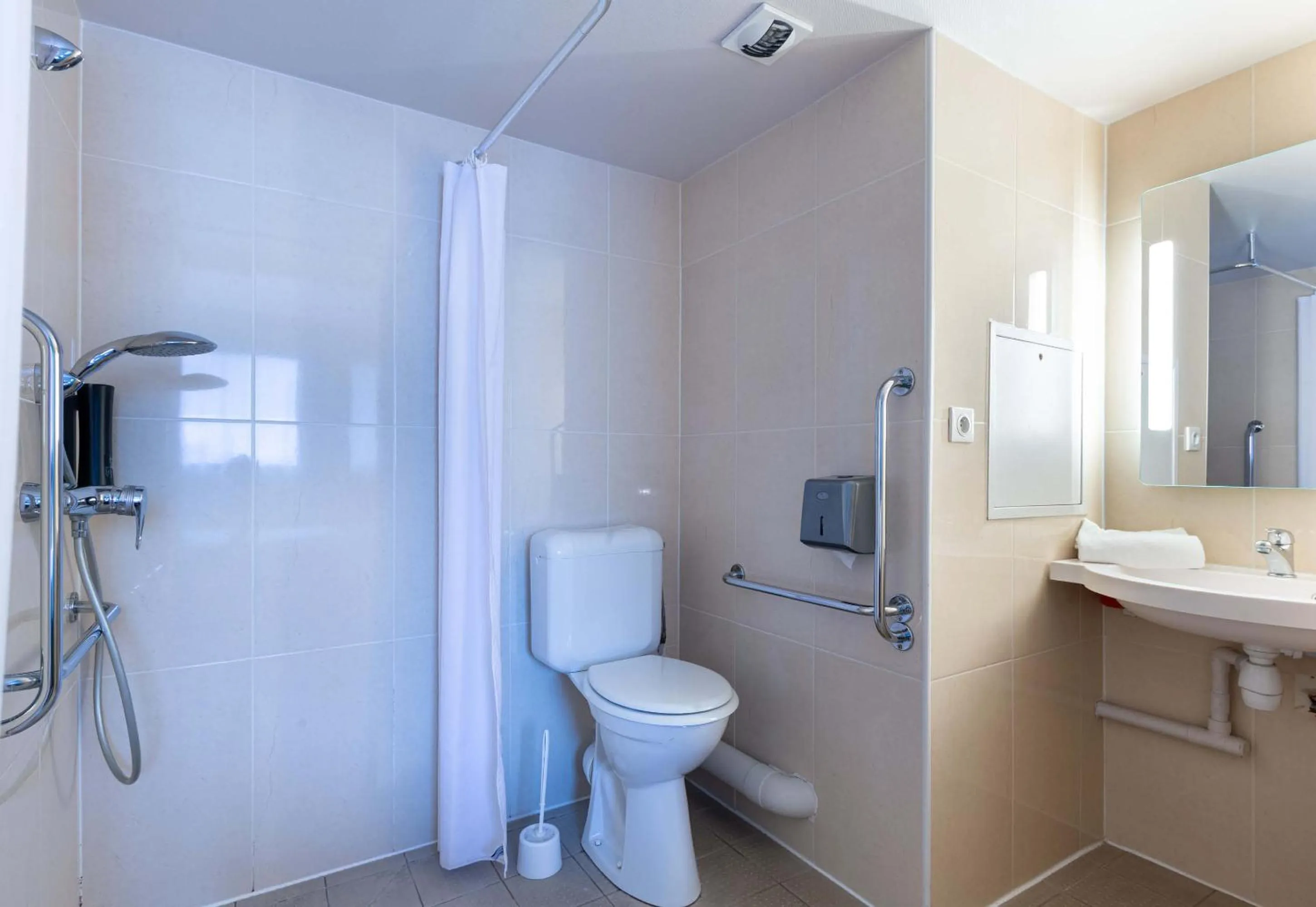 Bathroom in B&B HOTEL Bourges 2