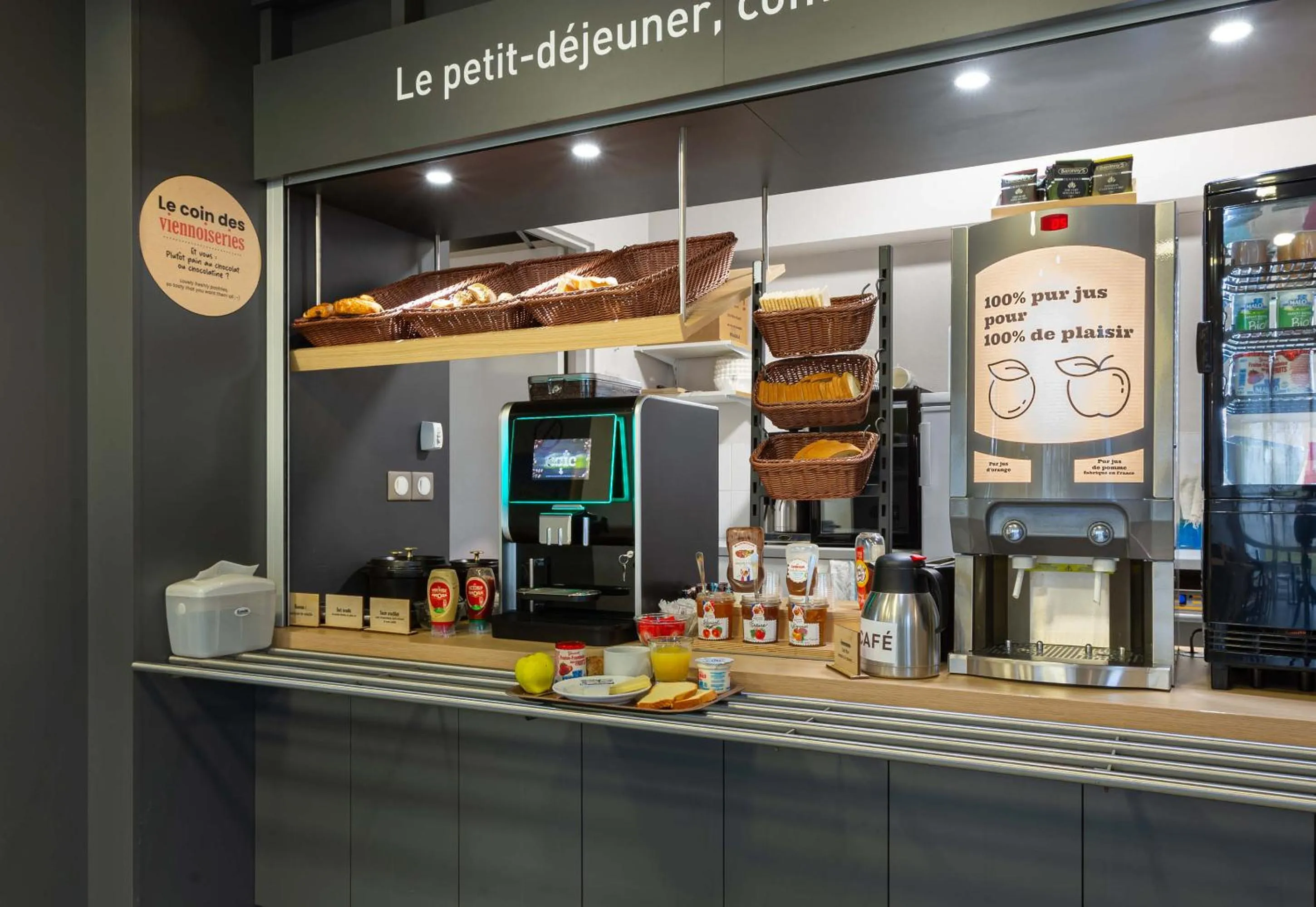 Buffet breakfast in B&B HOTEL Bourges 2