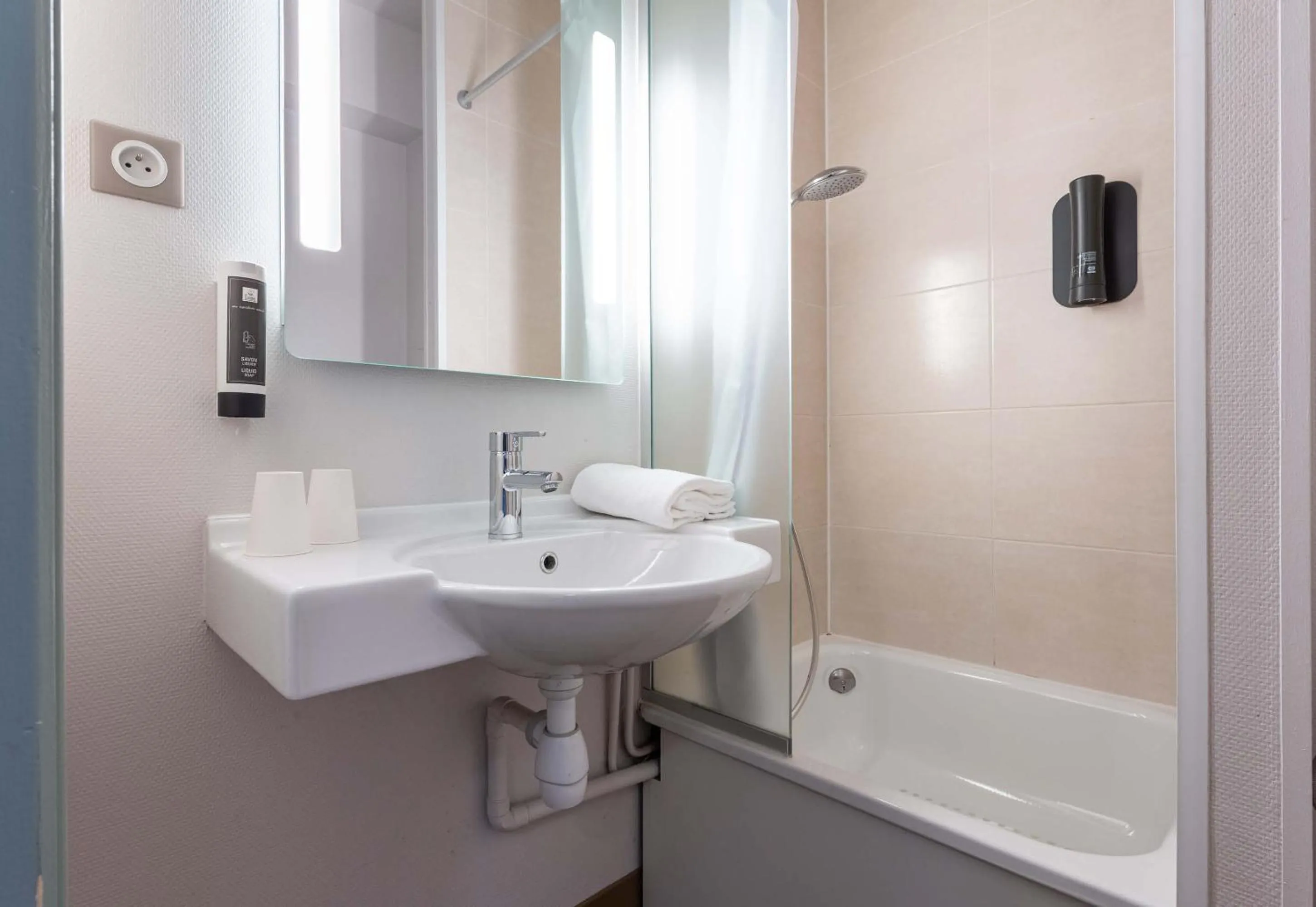 Bathroom in B&B HOTEL Bourges 2