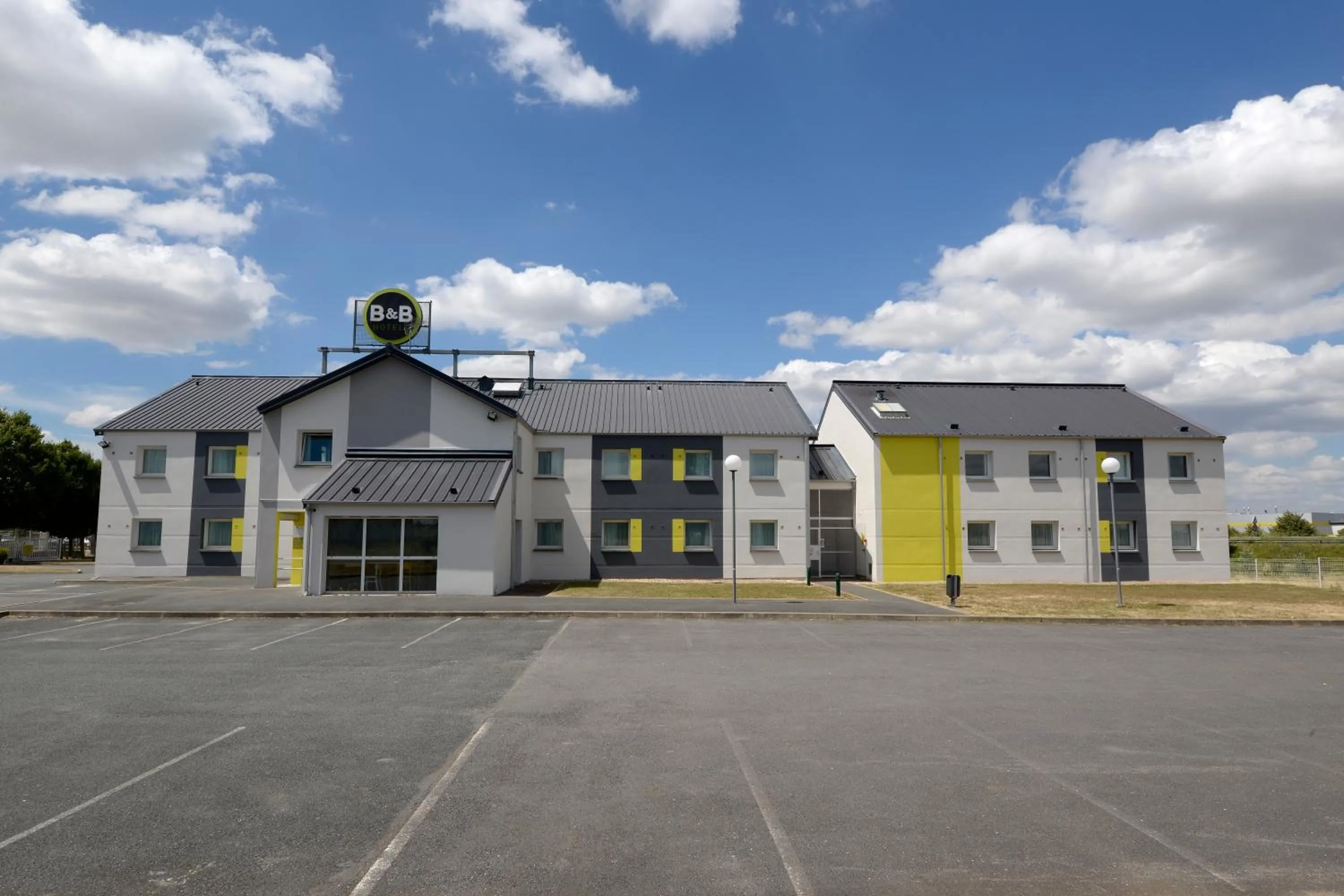Facade/entrance in B&B HOTEL Bourges 2