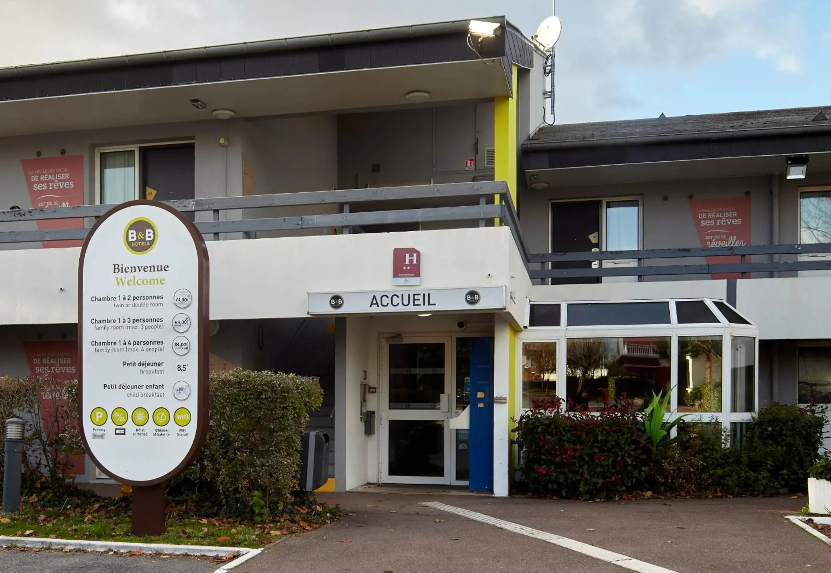 Property building in B&B HOTEL La Queue En Brie Property building in B&B HOTEL La Queue En Brie