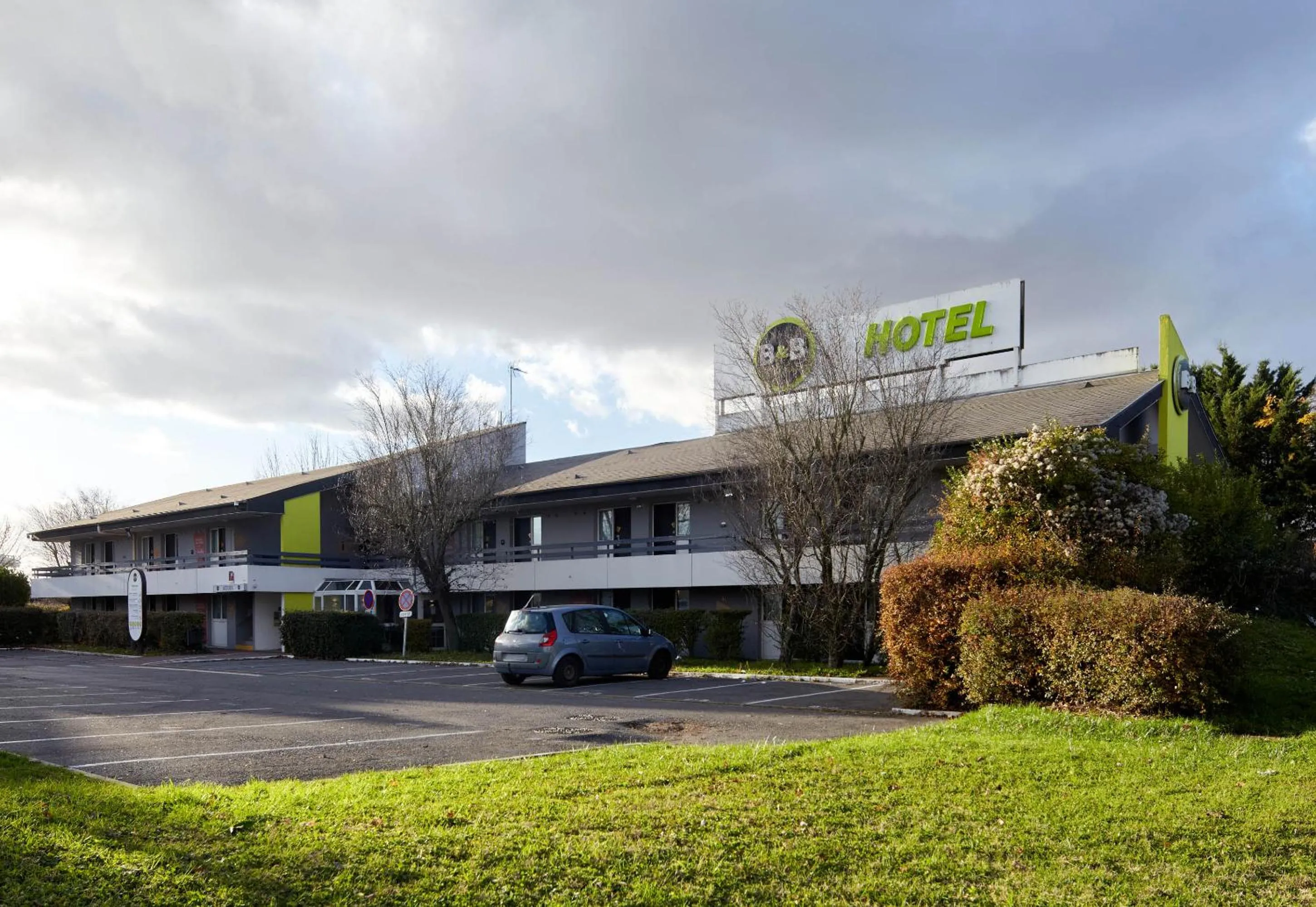 Property building in B&B HOTEL La Queue En Brie