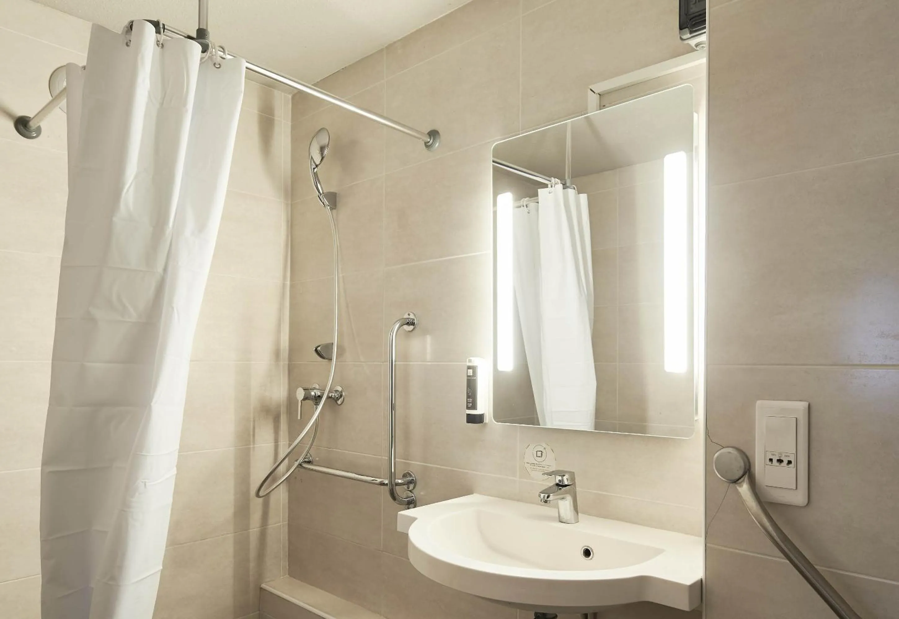 Bathroom in B&B HOTEL La Queue En Brie