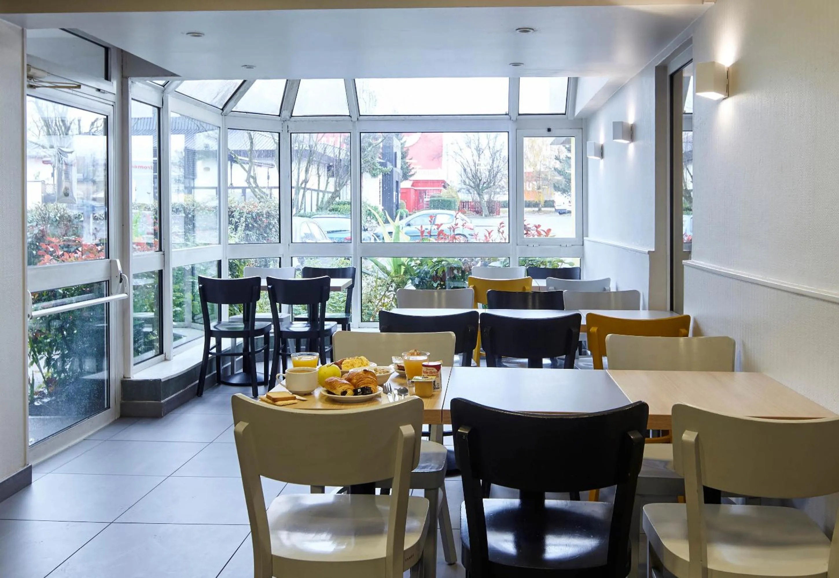 Restaurant/places to eat in B&B HOTEL La Queue En Brie