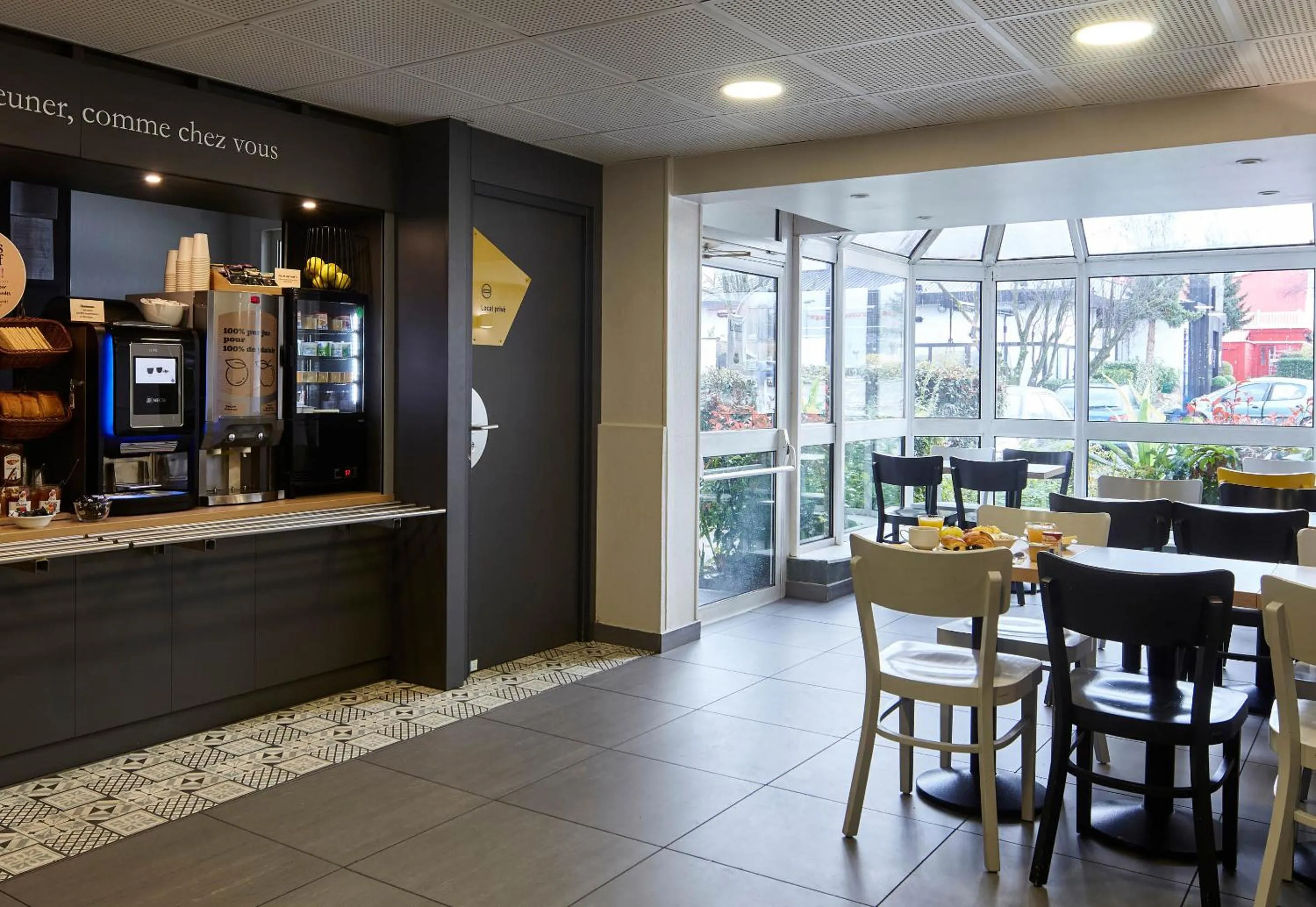 Restaurant/places to eat in B&B HOTEL La Queue En Brie