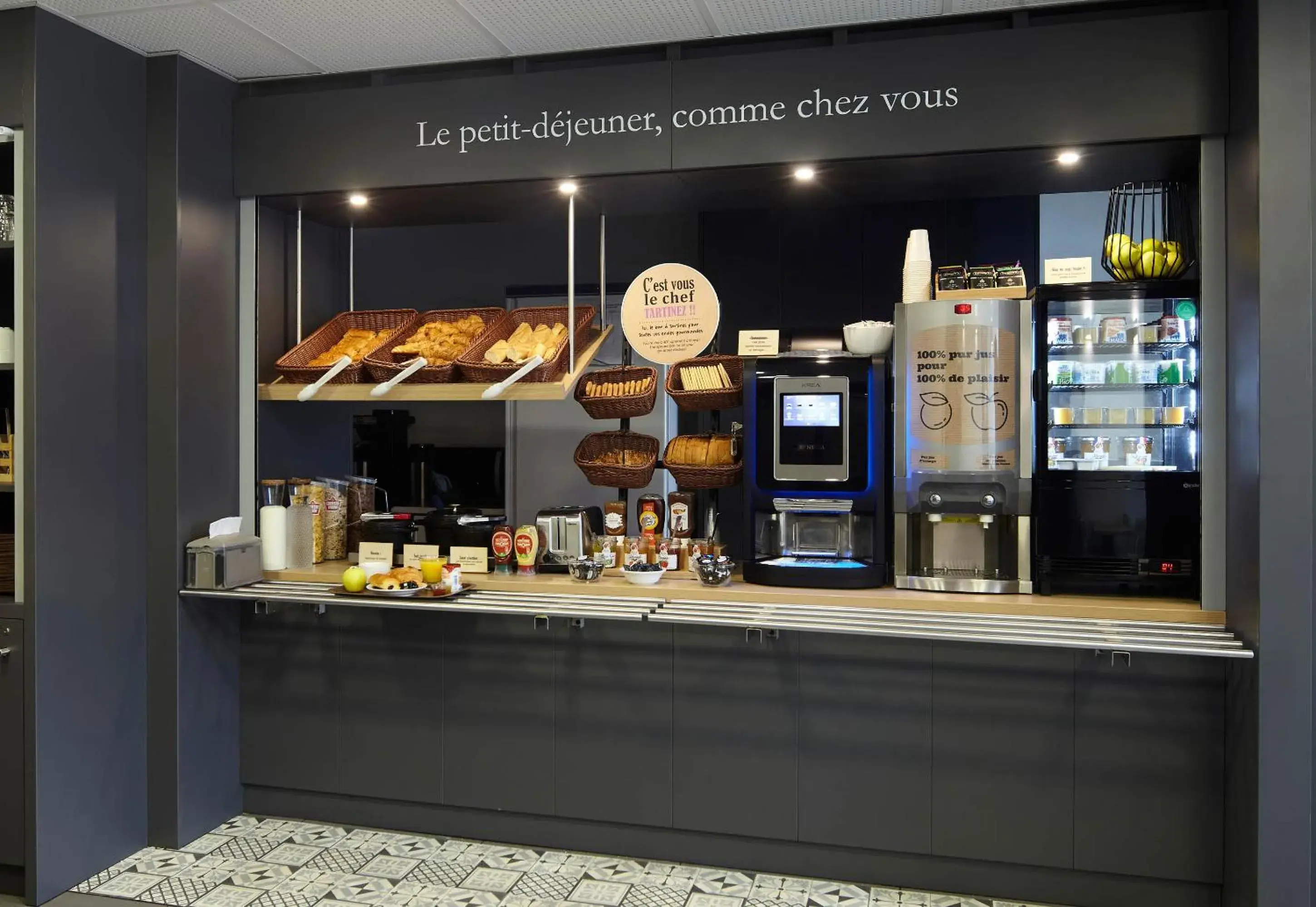 Breakfast in B&B HOTEL La Queue En Brie Breakfast in B&B HOTEL La Queue En Brie