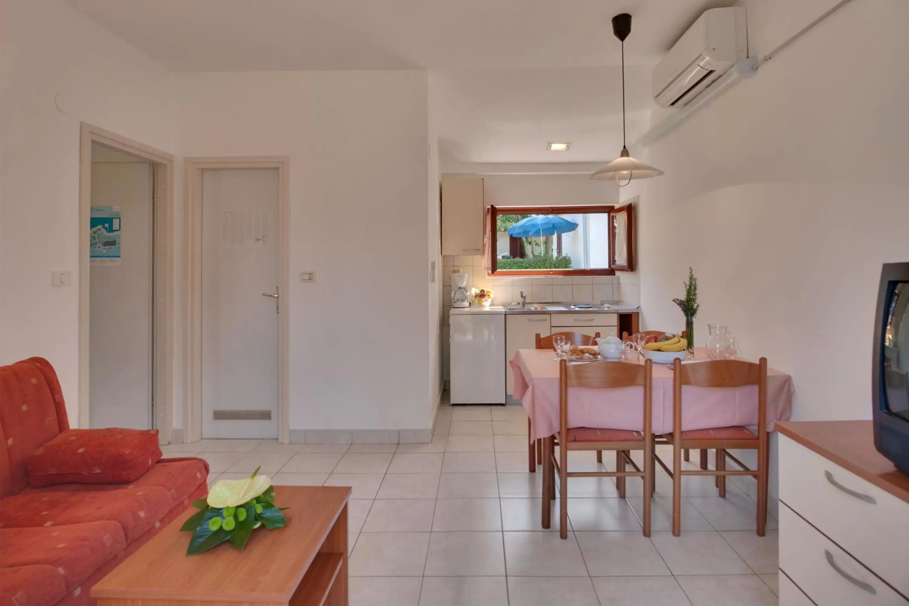 Kitchen or kitchenette, Dining Area in Villas Rubin Resort
