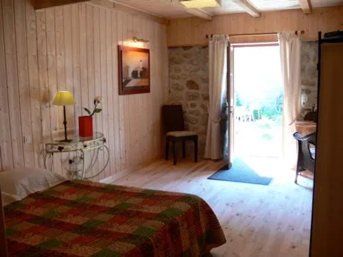 Bed in L'AUBERGE CHEZ LEON