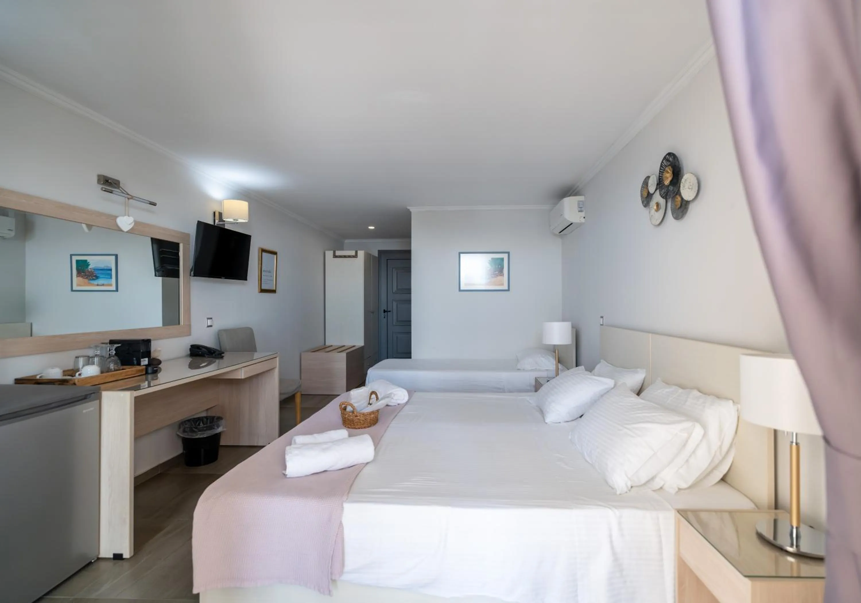 Bedroom, Bed in La Luna Hotel