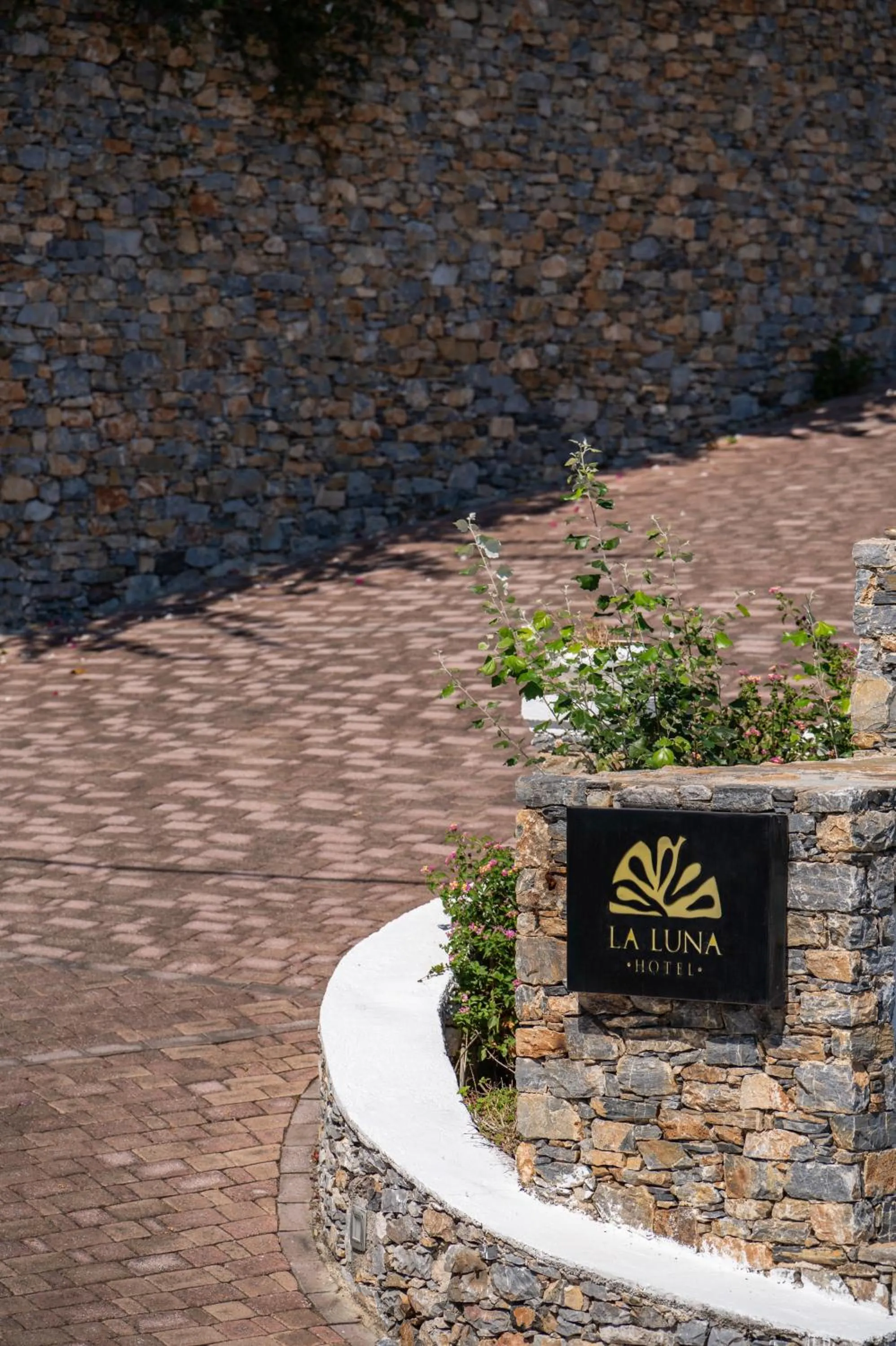 Facade/entrance in La Luna Hotel