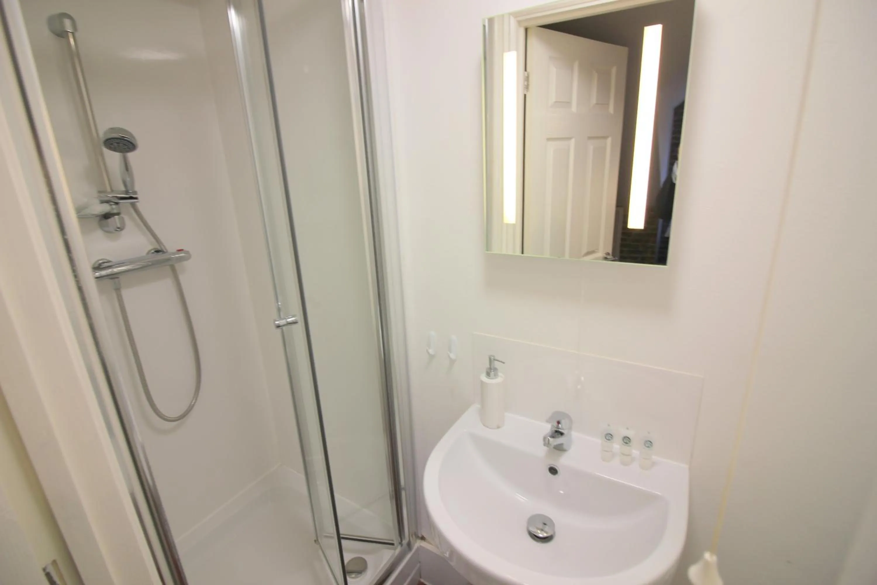 Shower in Cambridge City Rooms by Paymán Club